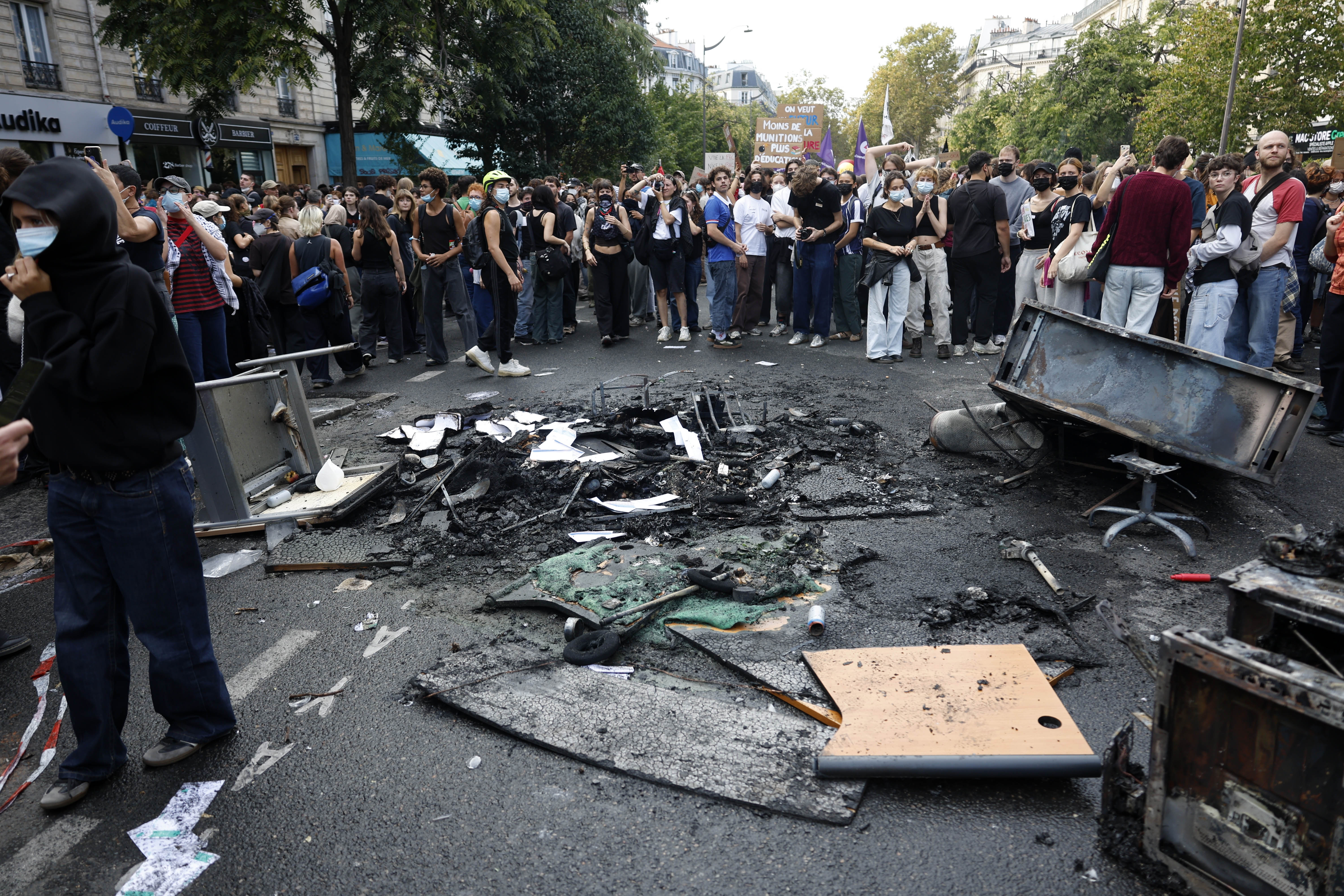 Una ola de manifestaciones recorre Francia contra la grave escasez de profesores, el hacinamiento en las aulas, la falta de recursos y las malas condiciones de aprendizaje, ante las próximas decisiones sobre el presupuesto nacional. (Foto Prensa Libre: EFE/EPA/MOHAMMED BADRA).
