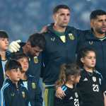 AMDEP3697. BUENOS AIRES (ARGENTINA), 06/10/2026.- Lionel Messi (i), Emiliano Martínez (c) y Cristian Romero de Argentina reaccionan este martes, previo a un partido Amistoso Internacional entre Argentina y Benín en el estadio Monumental, en Buenos Aires (Argentina). EFE/ Adán González