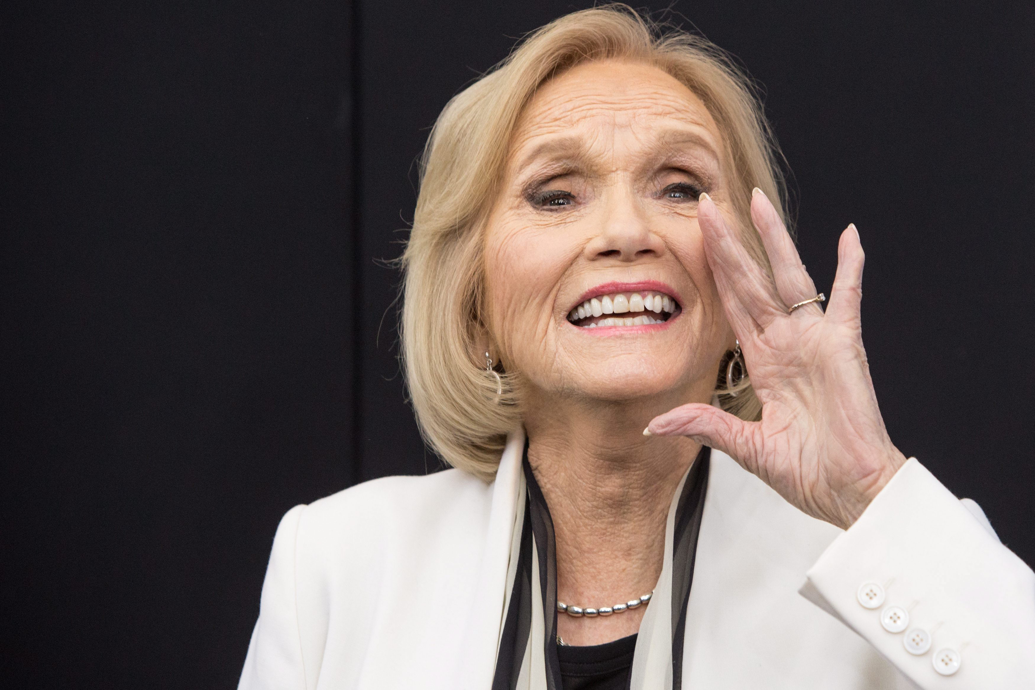 NUE05. BOGOTÁ (COLOMBIA), 06/10/2026.- Fotografía de archivo del 11 de febrero de 2014 de la actriz estadounidense Eva Marie Saint saludando durante un evento en Nueva York (EEUU). Eva Marie Saint, conocida por películas como 'On the Waterfront' o 'North by Northwest', falleció este martes a los 102 años. EFE/ Andrew Kelly /ARCHIVO