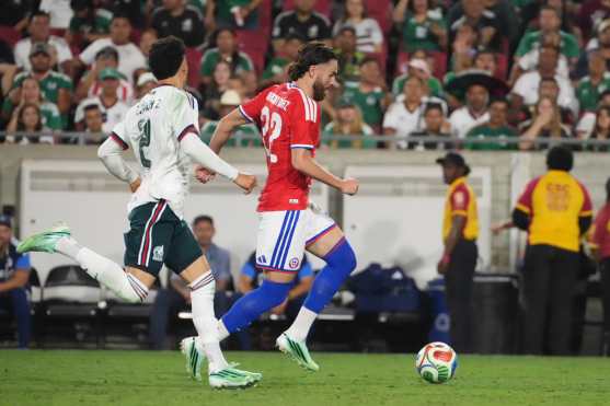 AME3612. LOS ÁNGELES (ESTADOS UNIDOS), 06/10/2026.- Jorge Sánchez (i) de México disputa el balón con Ben Brereton de Chile este martes, en un partido amistoso entre las selecciones de México y Chile en el estadio Los Ángeles Memorial Coliseum, en Los Ángeles (Estados Unidos). EFE/ Ómar Alonso