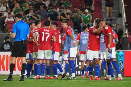 AME3612. LOS ÁNGELES (ESTADOS UNIDOS), 06/10/2026.- Jugadores de Chile celebran un gol este martes, en un partido amistoso entre las selecciones de México y Chile en el estadio Los Ángeles Memorial Coliseum, en Los Ángeles (Estados Unidos). EFE/ Ómar Alonso