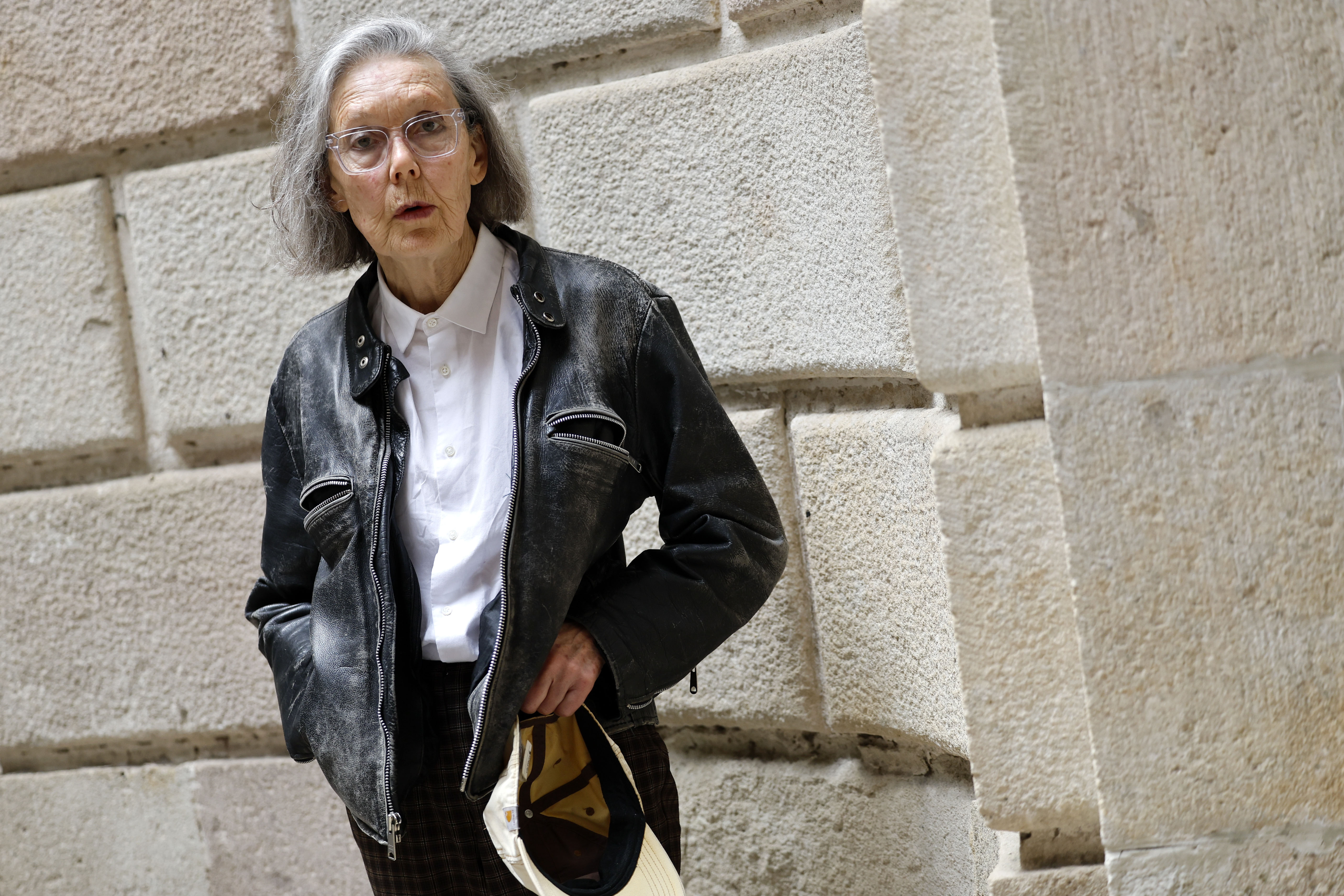 BARCELONA, 08/10/2026.- La canadiense Anne Carson ha ganado el Premio Nobel de Literatura 2026 "por su obra audaz e inventiva que, en diálogo lúdico con la tradición clásica, ha creado nuevas formas para la literatura contemporánea", anunció este jueves la Academia Sueca. En la imagen, Carson durante su visita a Barcelona con motivo de la 40 edición del Festival Internacional de Poesía de Barcelona en 2025. EFE/Toni Albir