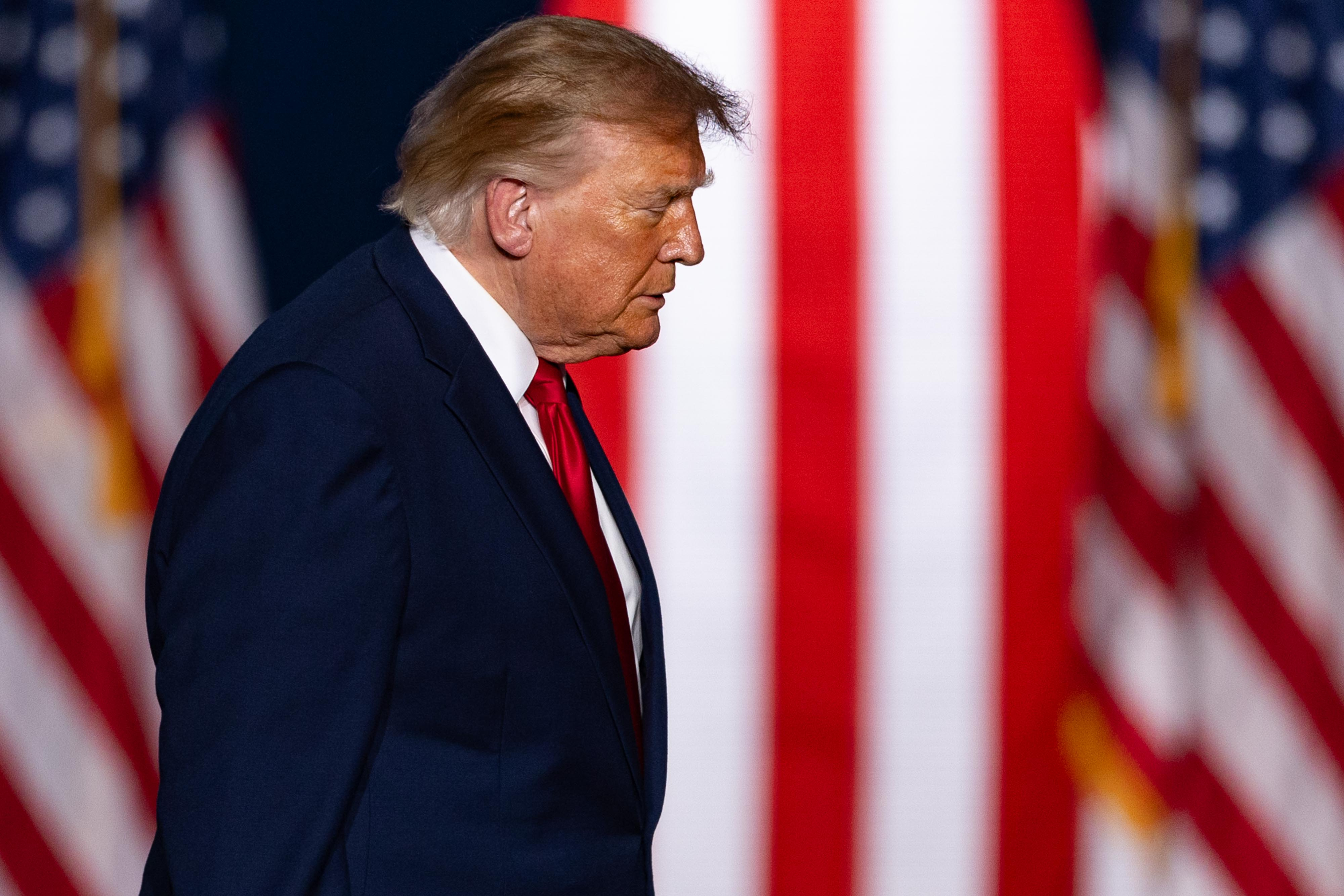 AME3925. SAN ANTONIO (ESTADOS UNIDOS), 07/10/2026.- El presidente de EE.UU., Donald Trump, asiste a un acto de campaña en apoyo de los candidatos republicanos este miércoles, donde fue interrumpido en dos ocasiones, mientras los asistentes abuchearon a los manifestantes y corearon consignas a favor de Estados Unidos, en San Antonio, Texas (EE.UU.). EFE/ Carlos Ramírez