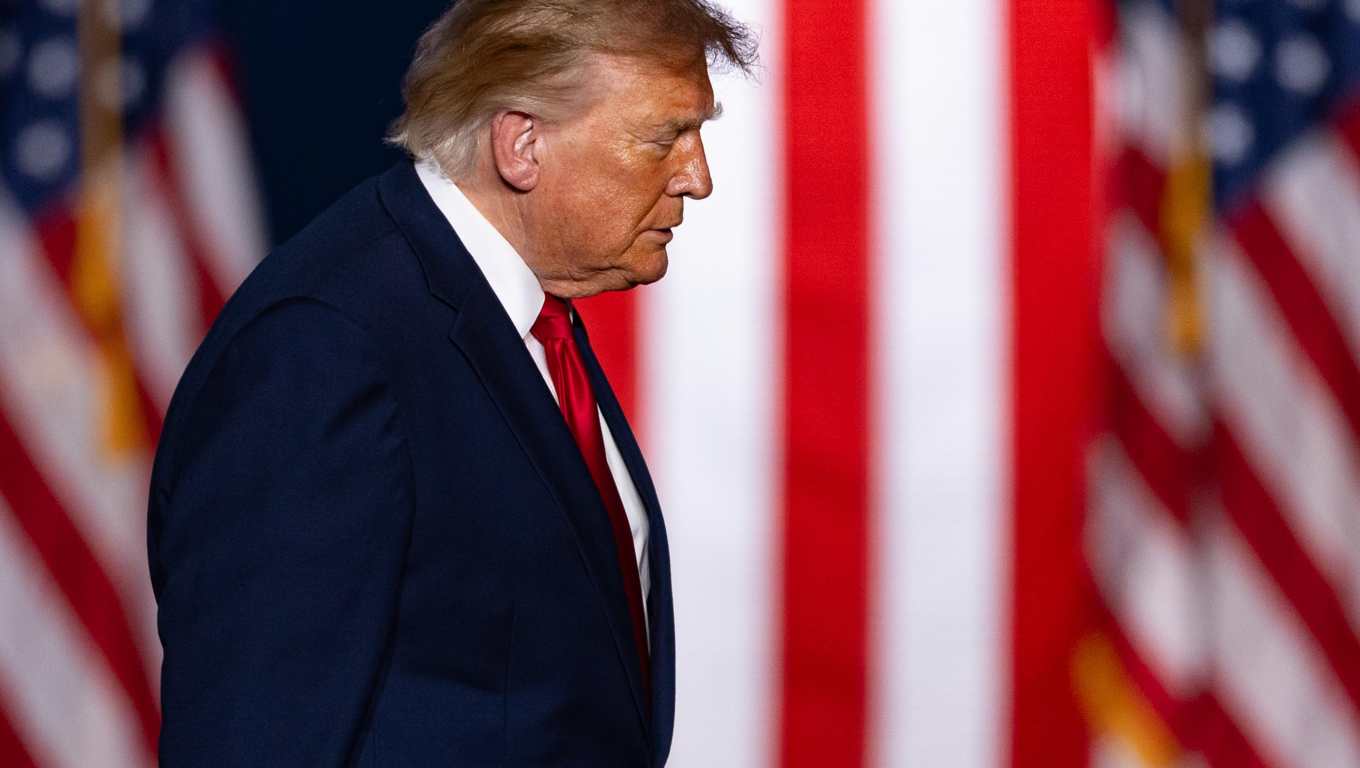 AME3925. SAN ANTONIO (ESTADOS UNIDOS), 07/10/2026.- El presidente de EE.UU., Donald Trump, asiste a un acto de campaña en apoyo de los candidatos republicanos este miércoles, donde fue interrumpido en dos ocasiones, mientras los asistentes abuchearon a los manifestantes y corearon consignas a favor de Estados Unidos, en San Antonio, Texas (EE.UU.). EFE/ Carlos Ramírez