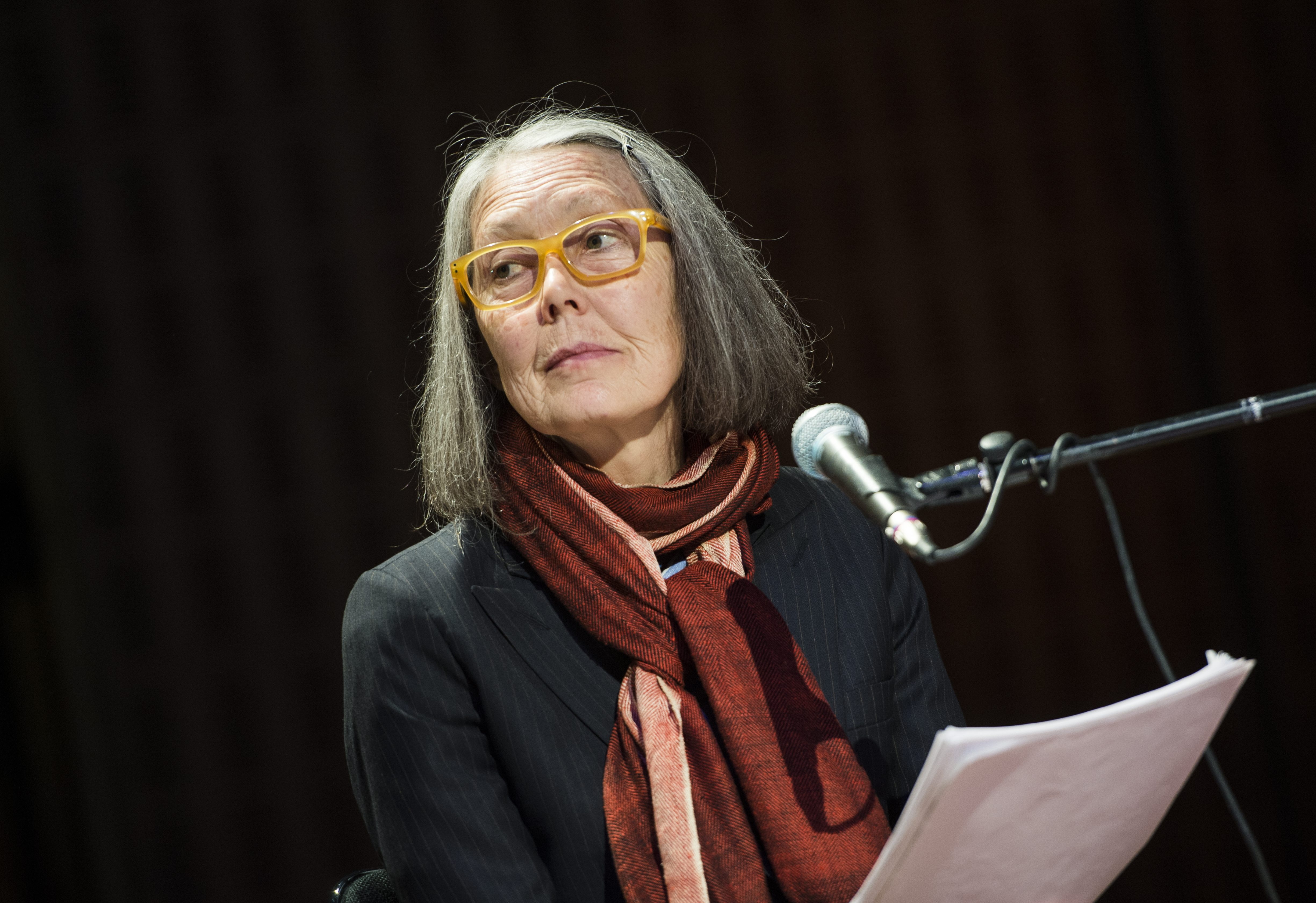 STOCKHOLM (Sweden), 08/10/2026.- (FILE) Canadian poet and essayist Anne Carson performs her work 'Antigonick' at the Moderna Museet art gallery in Stockholm, Sweden, 08 May 2025 (issued 08 October 2026). The Swedish Academy announced on 08 October 2026 that Carson has been awarded the 2026 Nobel Prize in Literature for her poetry and translations of classical Greek texts. (Suecia, Estocolmo) EFE/EPA/PONTUS LUNDAHL SWEDEN OUT