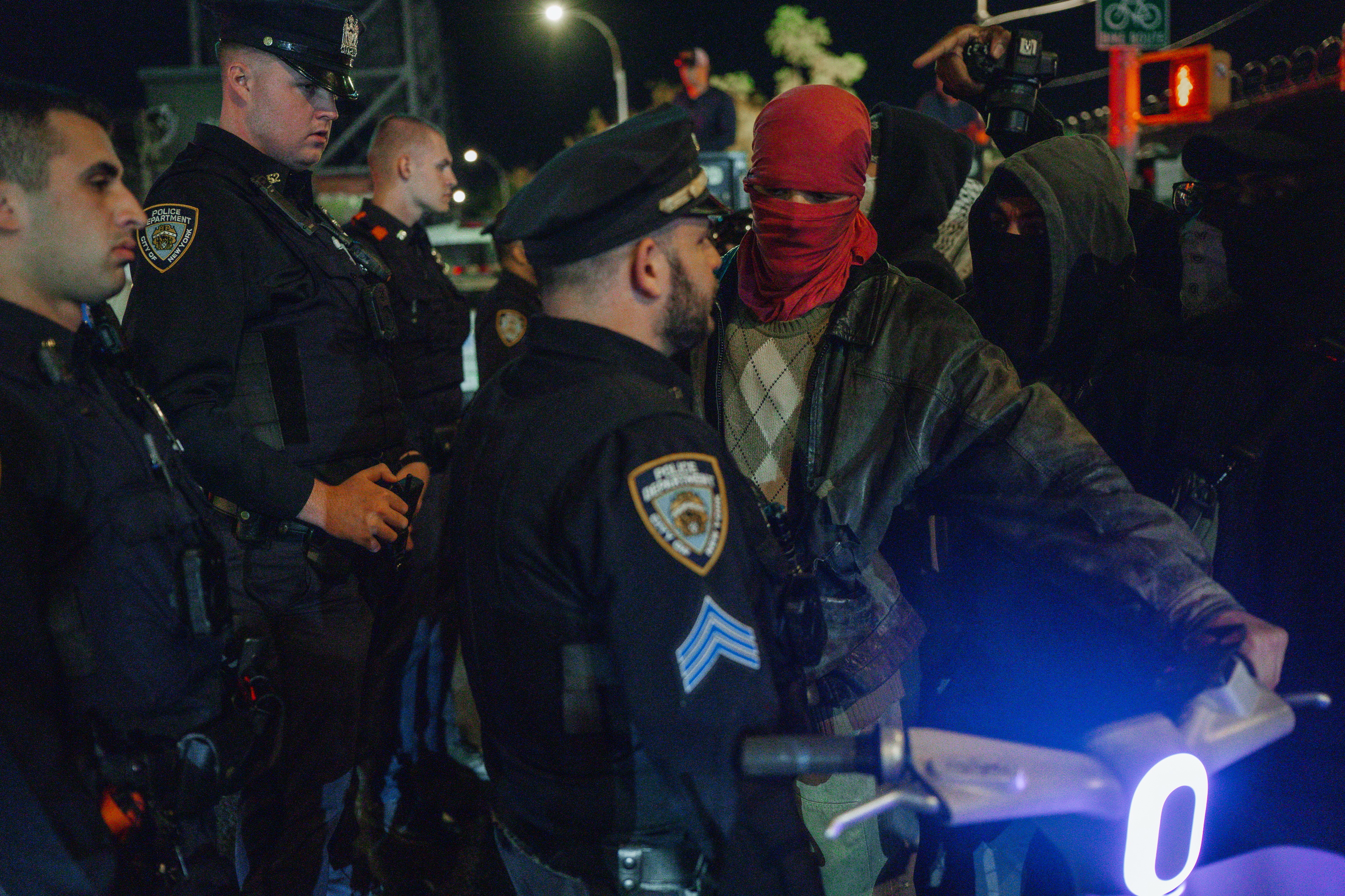 Se producen enfrentamientos tras el tiroteo de un hombre por parte del ICE en Nueva York.