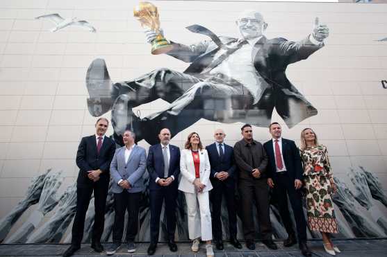 VALENCIA, 09/10/2026.- El seleccionador español de fútbol, Luis de la Fuente (4d), visita un mural que le homenajea en Valencia, este viernes. EFE/ Biel Aliño