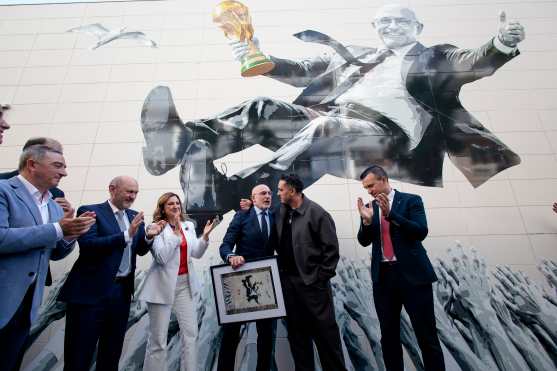 VALENCIA, 09/10/2026.- El seleccionador español de fútbol, Luis de la Fuente (3d), visita un mural que le homenajea en Valencia, este viernes. EFE/ Biel Aliño