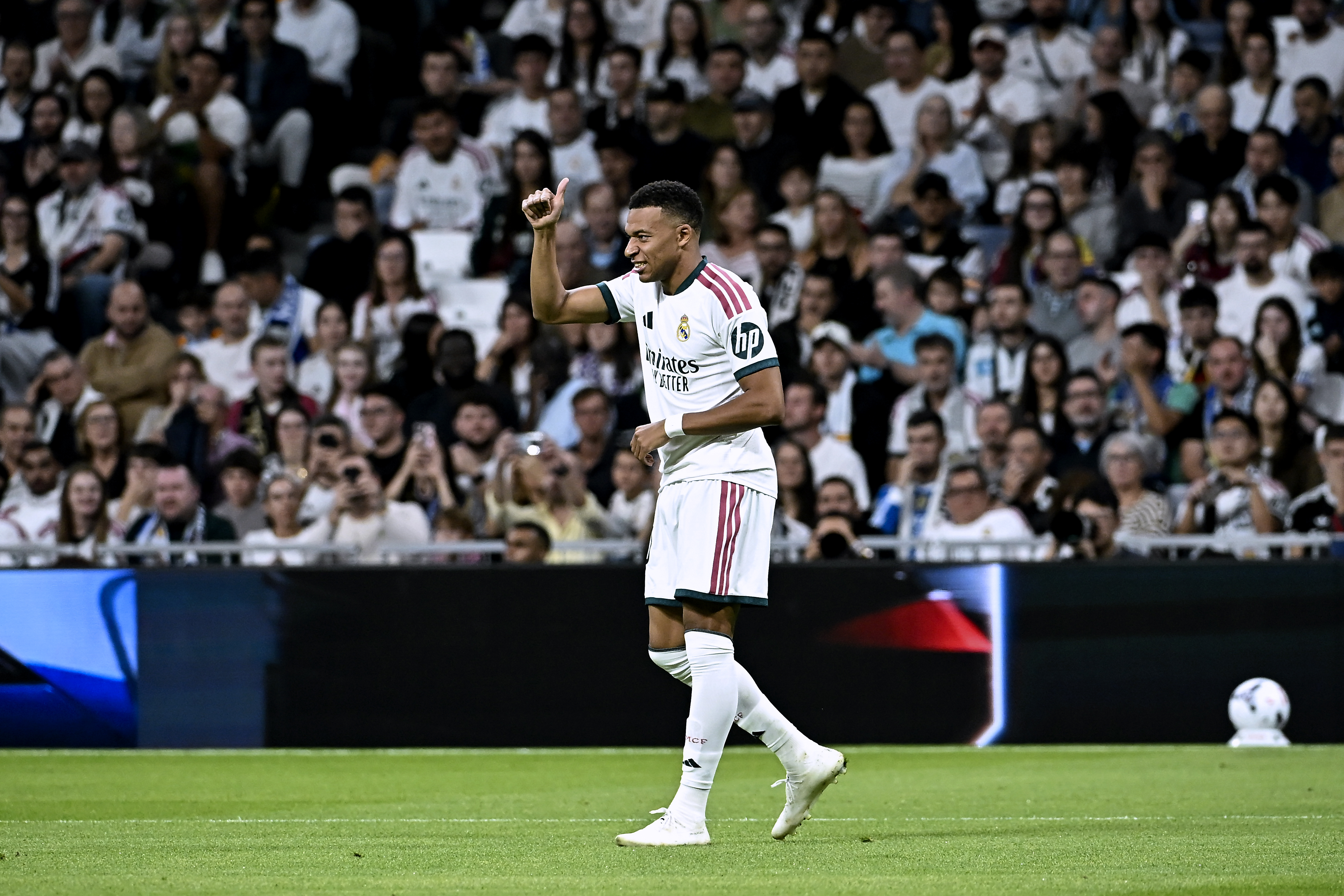 MADRID, 10/10/2026.- El delantero del Real Madrid Kylian Mbappé durante el partido de LaLiga de fútbol que Real Madrid y Villarreal CF disputan este sábado en el estadio Santiago Bernabéu. EFE/Fernando Villar