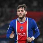Khvicha Kvaratskhelia será operado tras lesionarse la rodilla en el PSG vs. Barcelona.(Foto Prensa Libre: EFE).