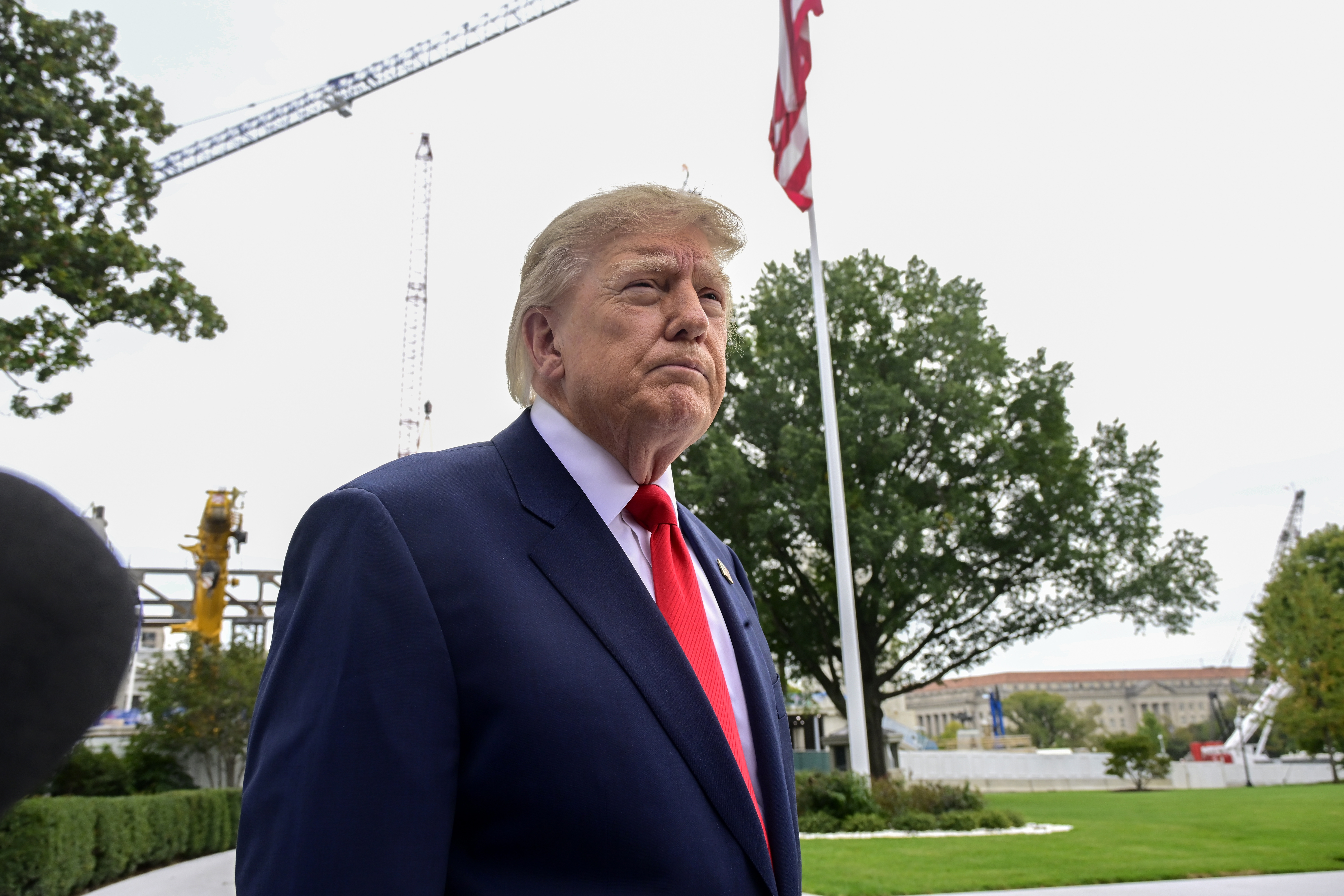 WASHINGTON (UNITED SATETS), 10/10/2026.- US President Donald Trump speaks to reporters before departing from the South Lawn of the White House in Washington, DC, USA, 10 October 2026. Trump is traveling to Clarksville, Tennessee, to attend a campaign rally in support of Republican candidates running in the November elections. (Elecciones) EFE/EPA/RON SACHS / POOL