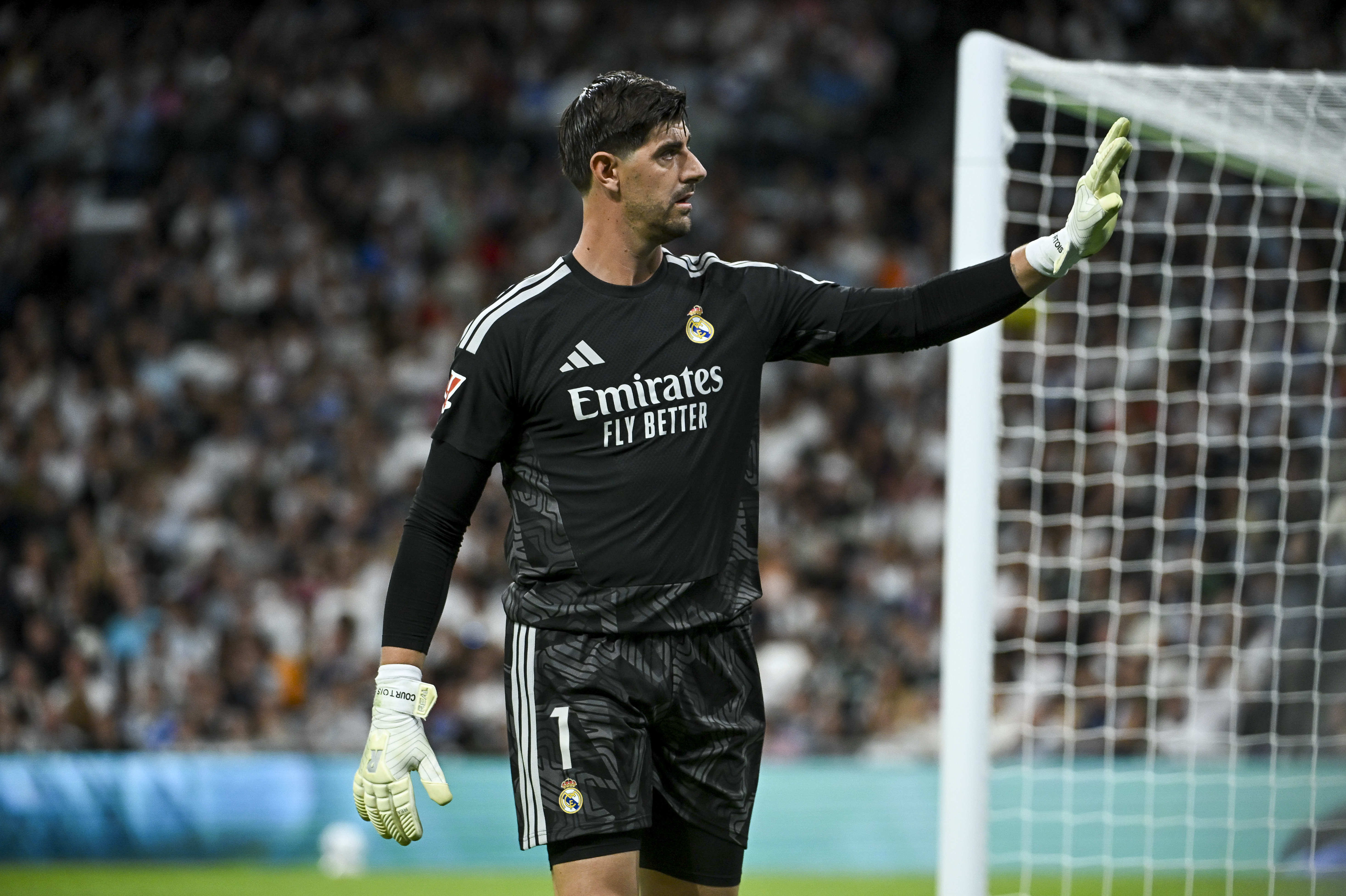 MADRID, 10/10/2026.- El portero del Real Madrid, Thibaut Courtois, durante el partido de LaLiga de fútbol que Real Madrid y Villarreal CF disputan este sábado en el estadio Santiago Bernabéu. EFE/Fernando Villar