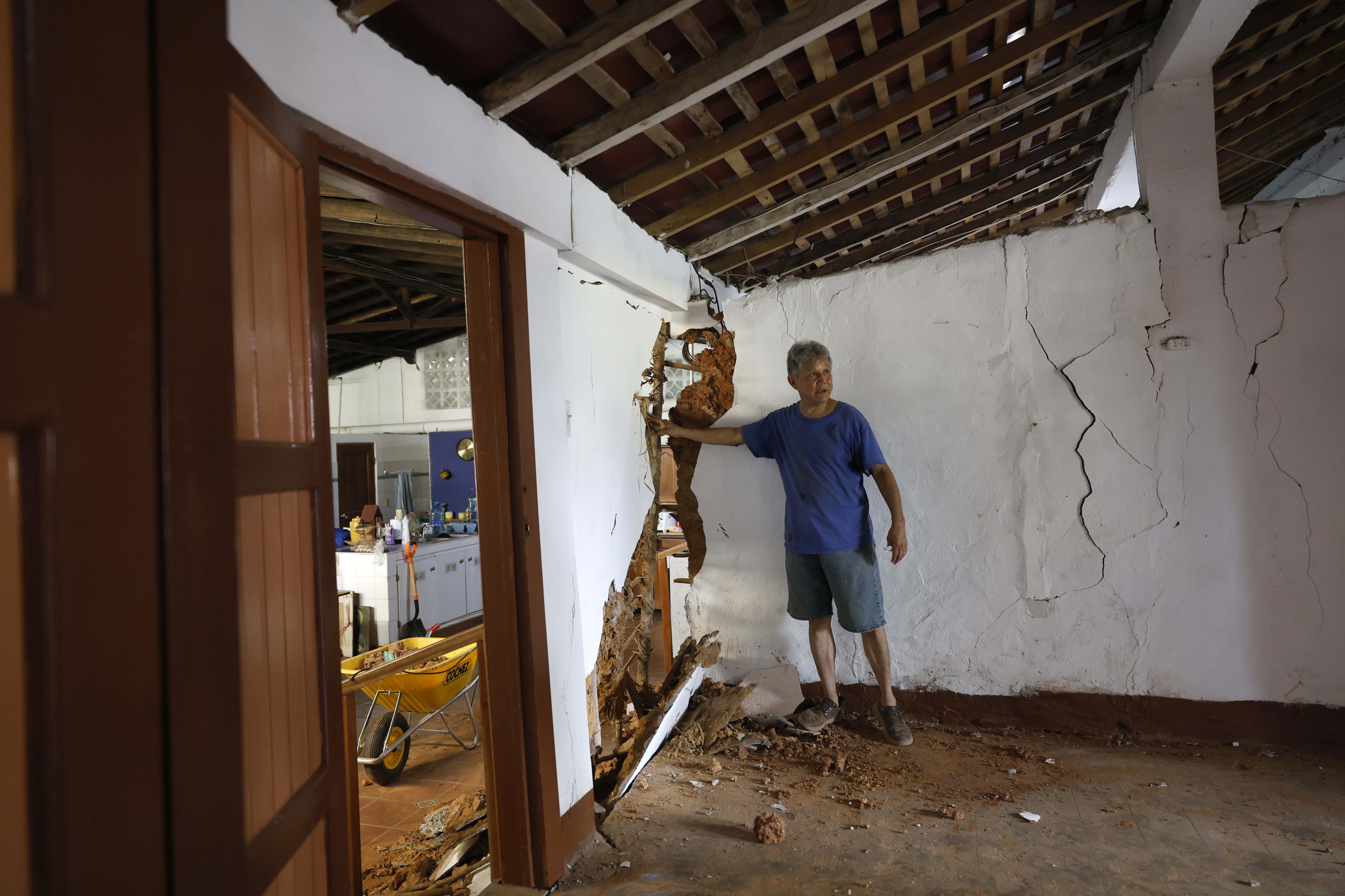 MACARACAS (Panama), 11/10/2026.- Jorge Martinez shows damage to his 180-year-old colonial home caused by a 7.7-magnitude earthquake in Macaracas, Panama, 11 October 2026. (Terremoto/sismo) EFE/EPA/BIENVENIDO VELASCO