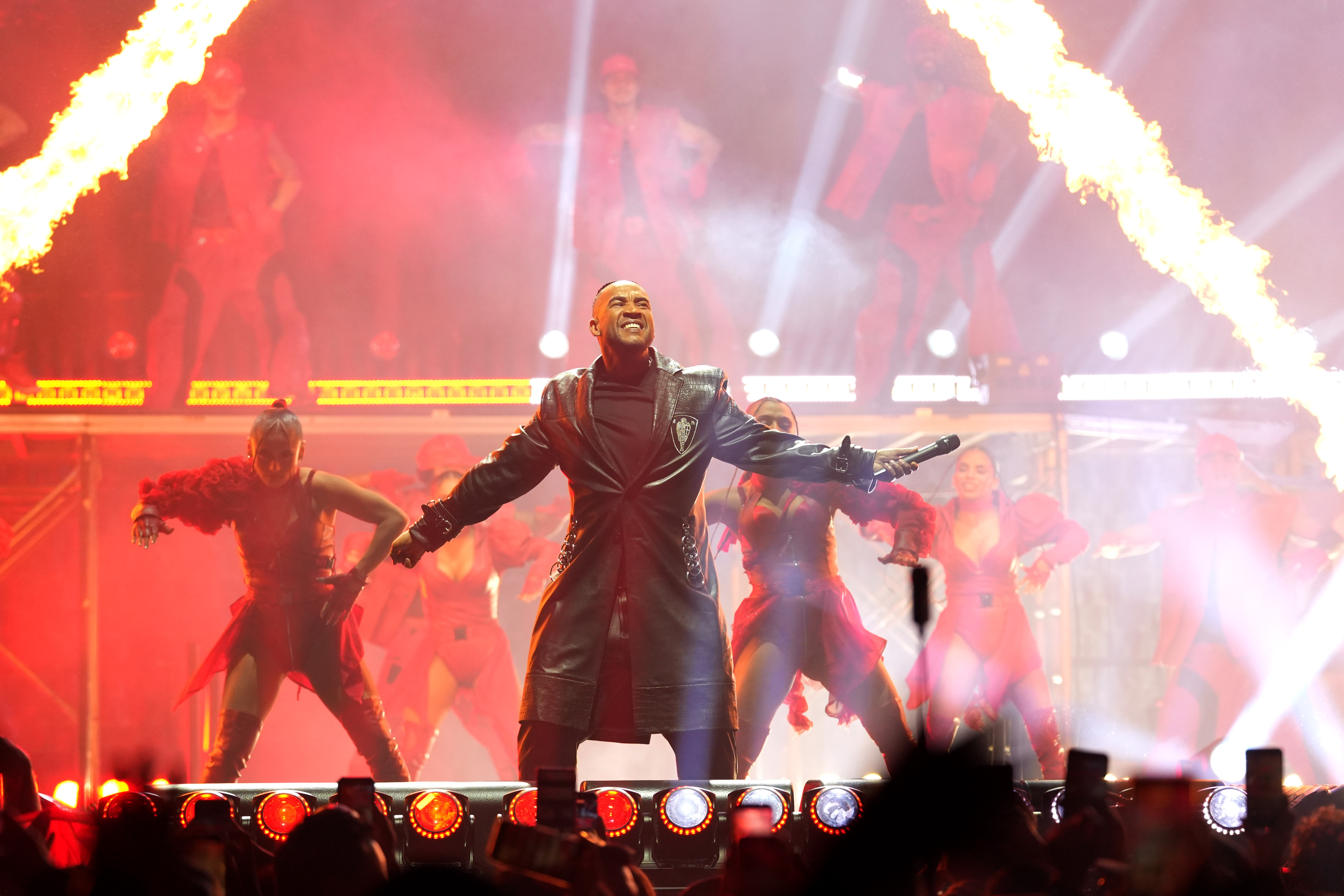 El cantante puertorriqueño Don Omar canta durante su concierto el sábado 10 de octubre , en el Barclays Center en Nueva York (Foto Prensa Libre: EFE/ Ángel Colmenares)