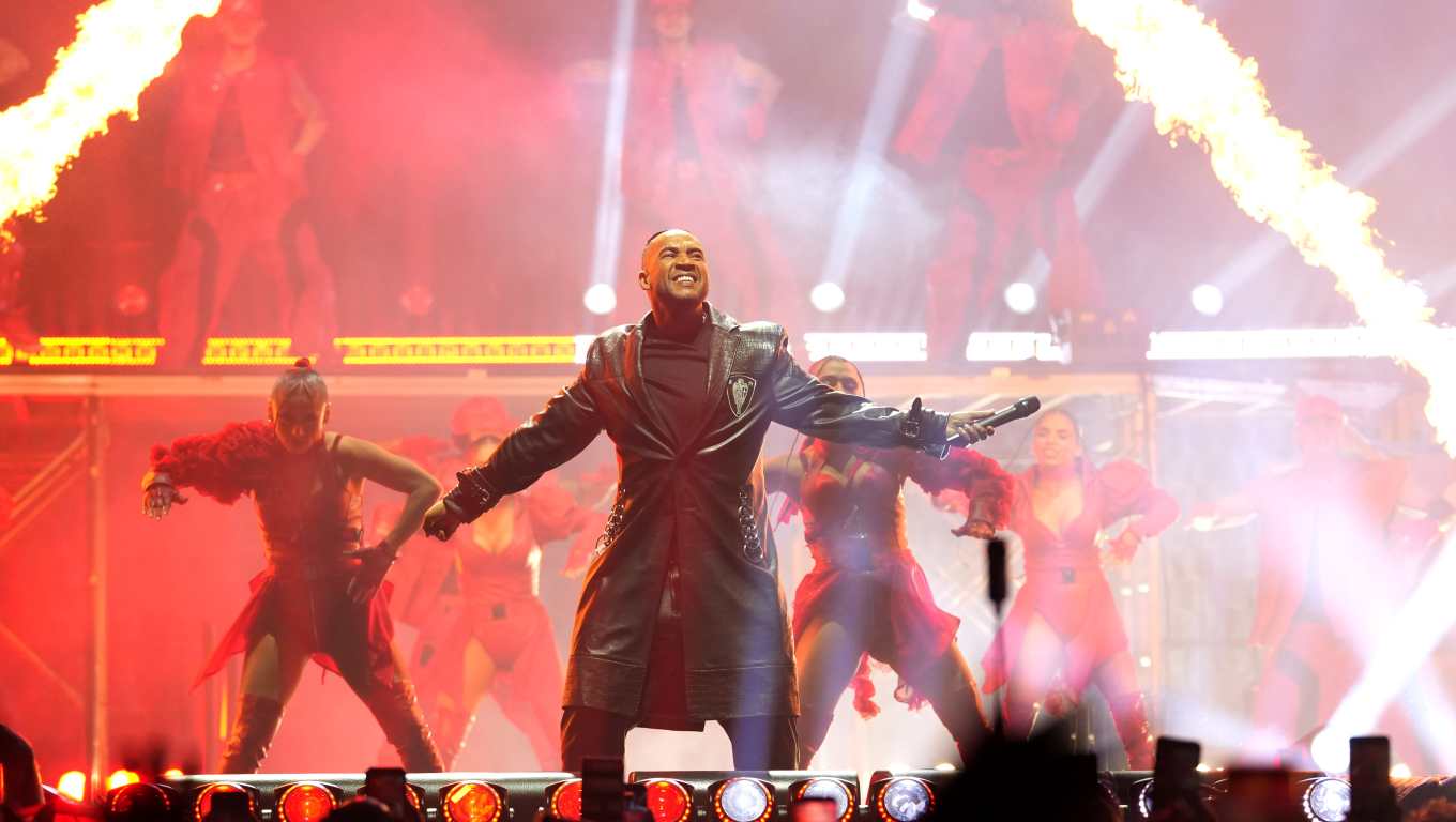 El cantante puertorriqueño Don Omar canta durante su concierto el sábado 10 de octubre , en el Barclays Center en Nueva York (Foto Prensa Libre: EFE/ Ángel Colmenares)
