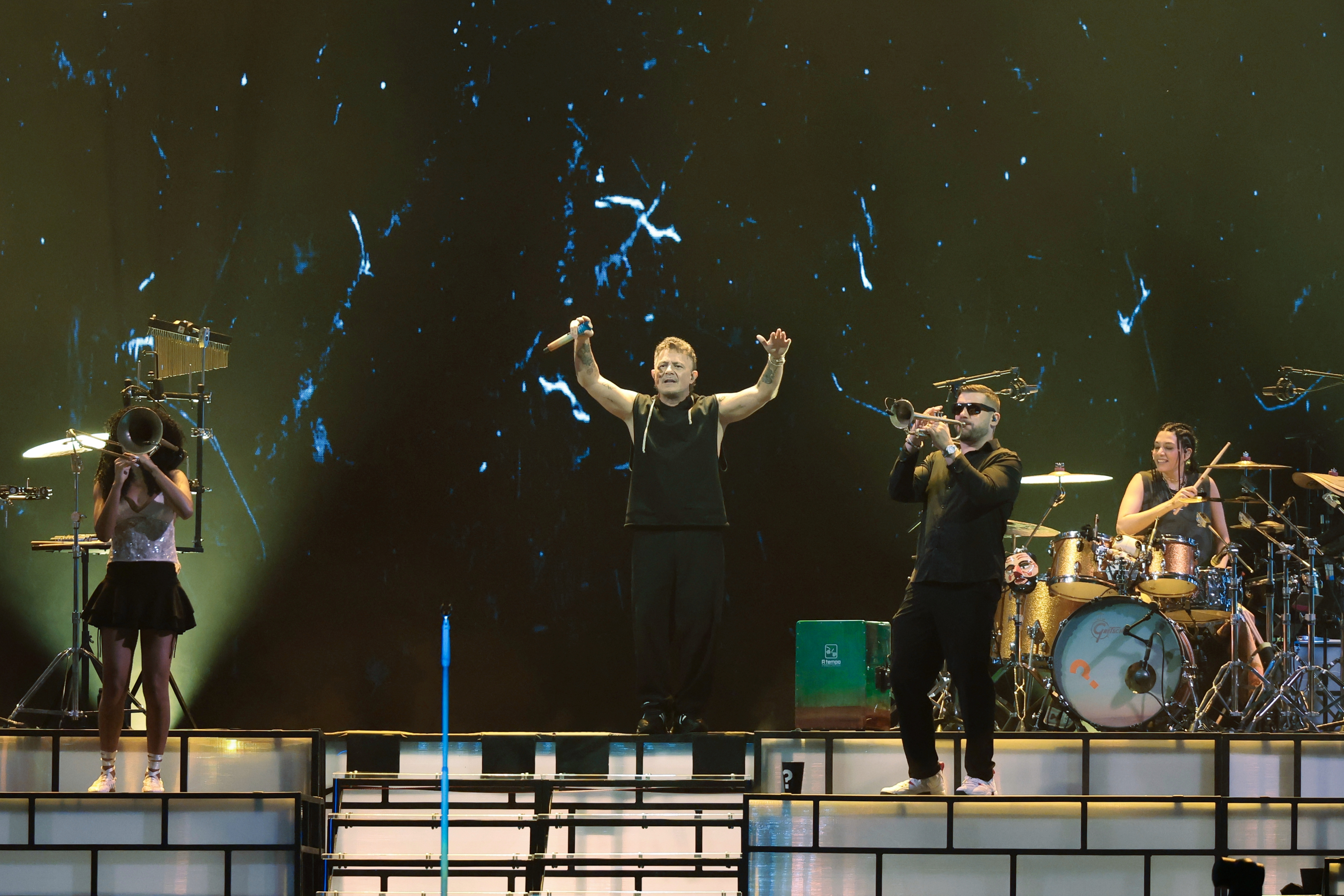 MEX00. CIUDAD DE MÉXICO (MÉXICO), 10/10/2026.- El cantante español Alejandro Sanz se presenta durante un concierto como parte de su gira ¿Y Ahora Qué? este sábado, en el estadio GNP de la Ciudad de México (México). EFE/José Méndez
