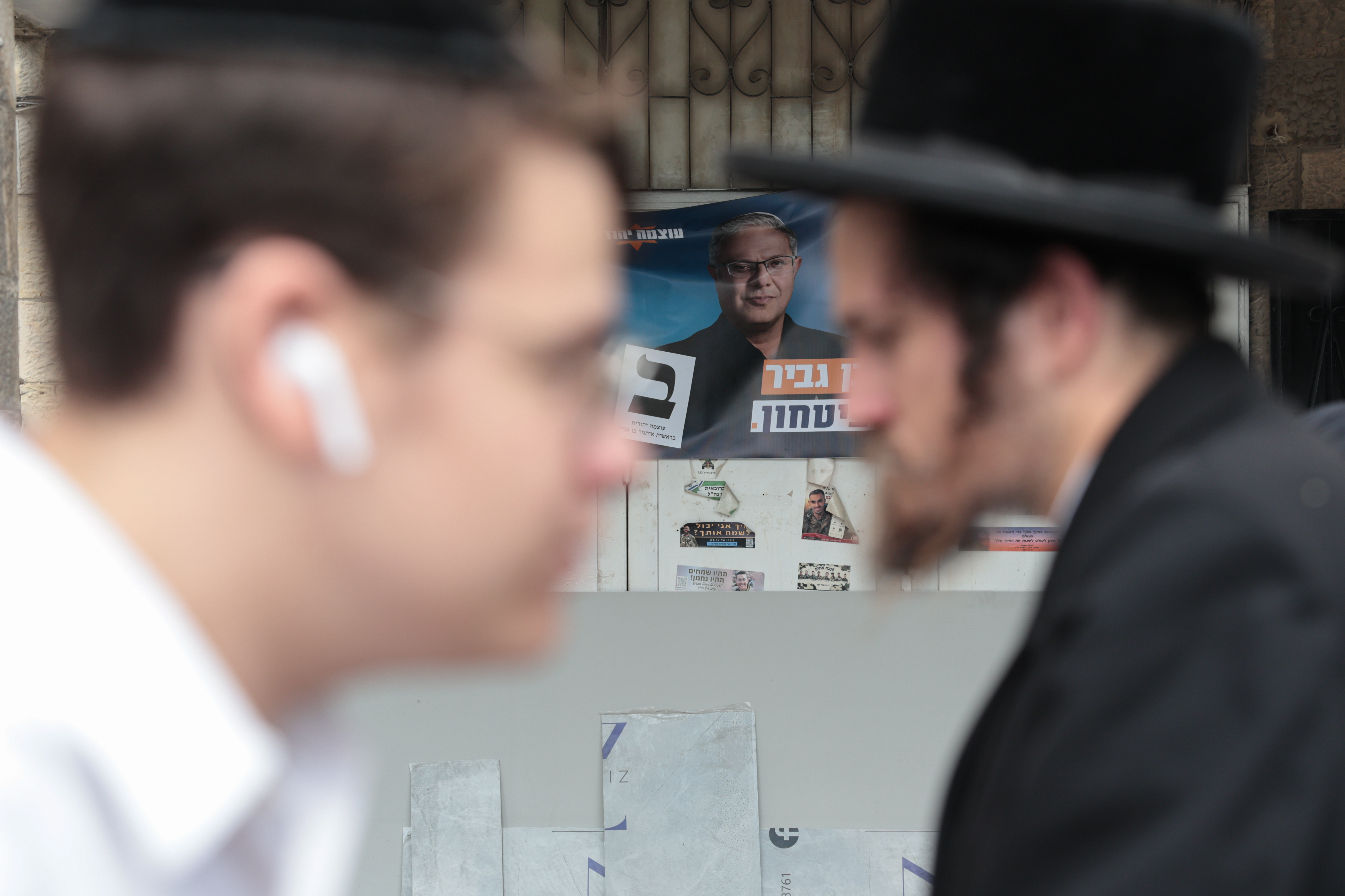 JERUSALÉN, 12/10/2026.- La precampaña para los comicios israelíes del 27 de octubre ha estado marcada por las redes sociales, llamadas telefónicas pregrabadas y polémicos vídeos hechos con inteligencia artificial (IA) que comenzó a usar el partido de Benjamín Netanyahu y se han ido extendiendo, a modo de reacción, a las formaciones de los que apuestan por echarle del Gobierno. EFE/ Magda Gibelli