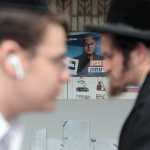JERUSALÉN, 12/10/2026.- La precampaña para los comicios israelíes del 27 de octubre ha estado marcada por las redes sociales, llamadas telefónicas pregrabadas y polémicos vídeos hechos con inteligencia artificial (IA) que comenzó a usar el partido de Benjamín Netanyahu y se han ido extendiendo, a modo de reacción, a las formaciones de los que apuestan por echarle del Gobierno. EFE/ Magda Gibelli