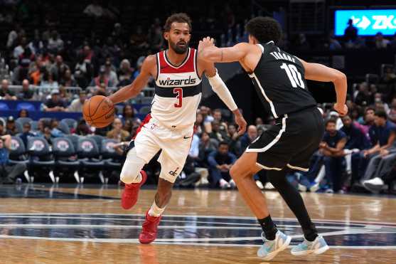 AME5506. WASHINGTON (ESTADOS UNIDOS), 12/10/2026.- Nolan Traoré (d) de Brooklyn Nets disputa el balón con Trae Young de Wizards este lunes, en un partido de la NBA en el Capital One Arena, en Washington (Estados Unidos). EFE/ Octavio Guzmán