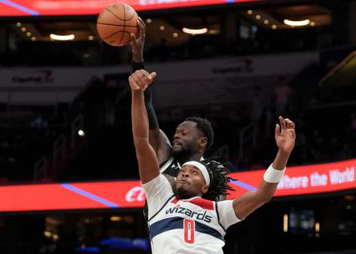 AME5506. WASHINGTON (ESTADOS UNIDOS), 12/10/2026.- Bilal Coulibaly (c) de Washington Wizards disputa el balón este lunes, en un partido de la NBA en el Capital One Arena, en Washington (Estados Unidos). EFE/ Octavio Guzmán