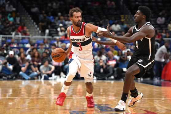AME5506. WASHINGTON (ESTADOS UNIDOS), 12/10/2026.- Drake Powell (d) de Brooklyn Nets disputa el balón con Trae Young de Wizards este lunes, en un partido de la NBA en el Capital One Arena, en Washington (Estados Unidos). EFE/ Octavio Guzmán