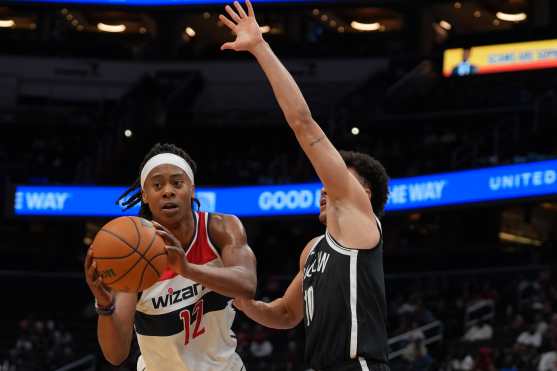 AME5506. WASHINGTON (ESTADOS UNIDOS), 12/10/2026.- Nolan Traoré (d) de Brooklyn Nets disputa el balón con Tre Johnson de Wizards este lunes, en un partido de la NBA en el Capital One Arena, en Washington (Estados Unidos). EFE/ Octavio Guzmán
