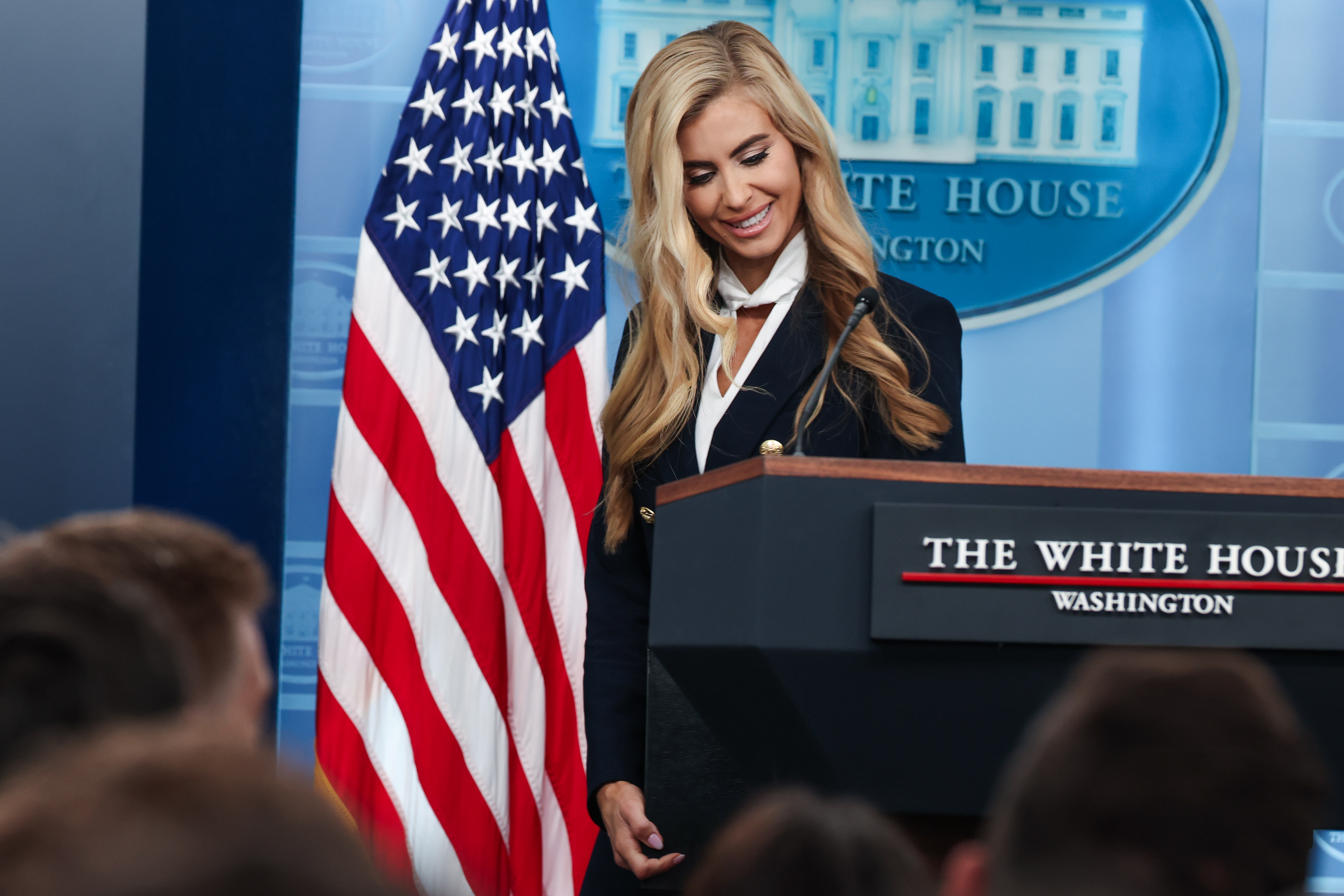 Katie Zacharia ofrece su primera rueda de prensa como portavoz de la Casa Blanca, tras sustituir a Karoline Leavitt, quien dejó el cargo en agosto. (Foto Prensa Libre: EFE)