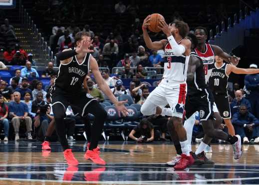 AME5506. WASHINGTON (ESTADOS UNIDOS), 12/10/2026.- Moritz Wagner (i) de Brooklyn Nets disputa el balón con Trae Young de Washington Wizards este lunes, en un partido de la NBA en el Capital One Arena, en Washington (Estados Unidos). EFE/ Octavio Guzmán