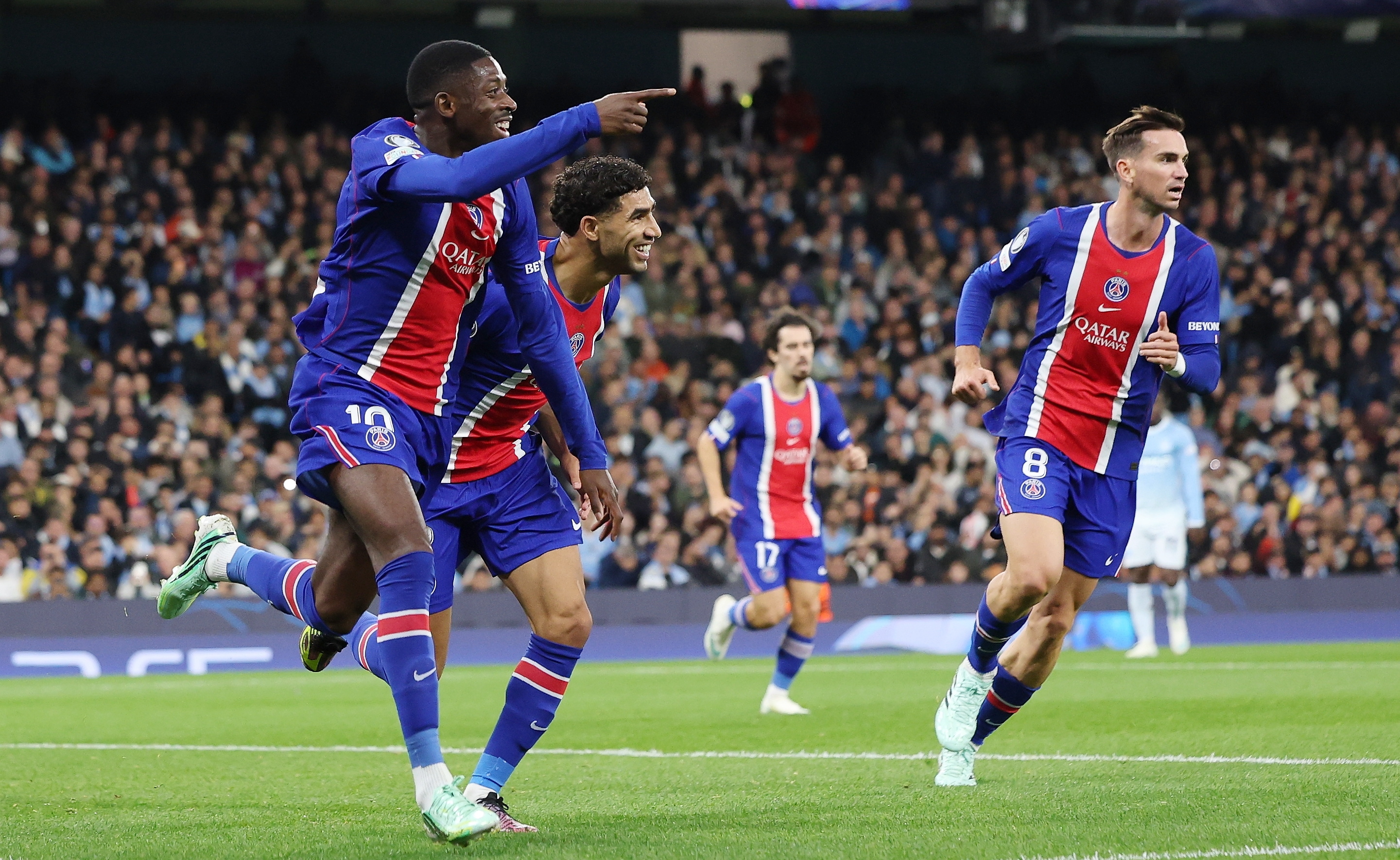 MANCHESTER (United Kingdom), 14/10/2026.- Paris Saint-Germains Ousmane Dembele (L) celebrates with teammates after scoring for the 2-0 goal during the UEFA Champions League soccer match between Manchester City and Paris Saint-Germain in Manchester, Britain, 14 October 2026. (Liga de Campeones, Reino Unido) EFE/EPA/ADAM VAUGHAN