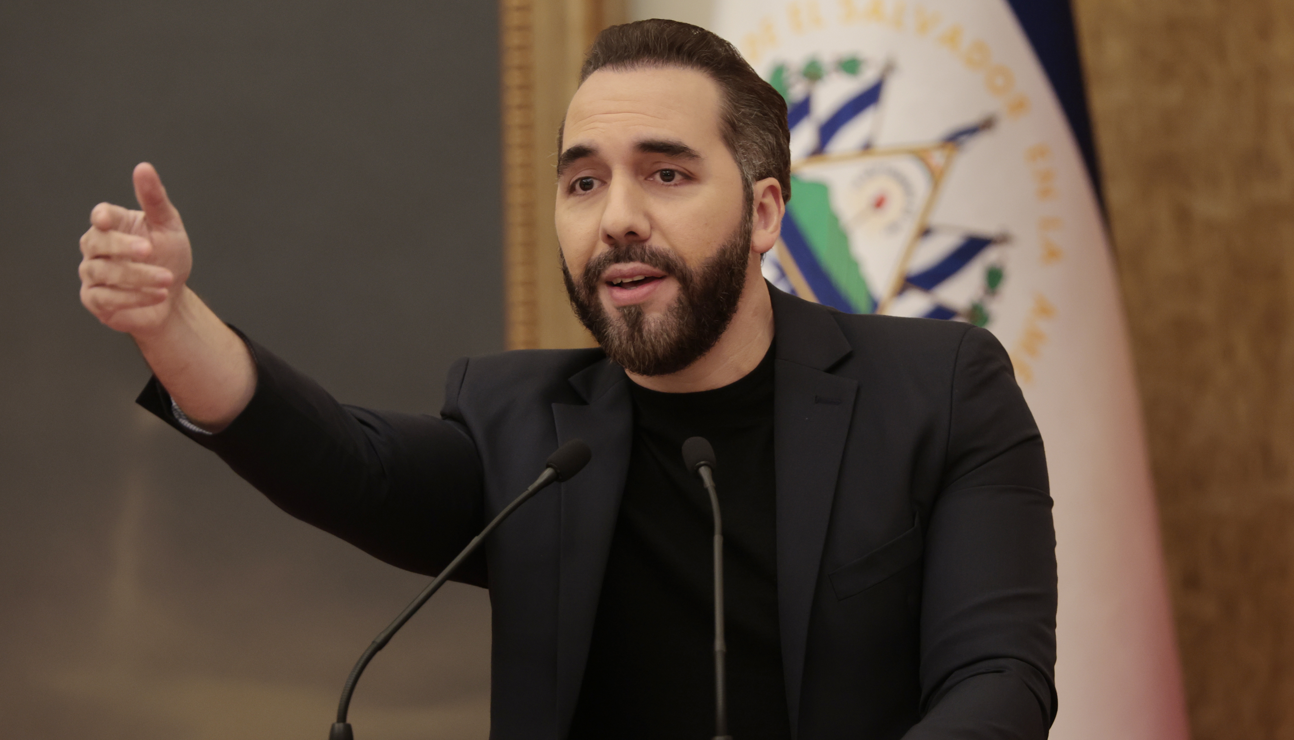 AME5828. SAN SALVADOR (EL SALVADOR), 13/10/2026.- El presidente de El Salavdor, Nayib Bukele, habla durante una rueda de prensa este martes, en San Salvador (El Salvador). Bukele y el empresario español Enrique Riquelme, líder y representante del Grupo Cox, suscribieron un acuerdo para la inversión de 2.900 millones de dólares (un poco más de 2.589 millones de euros), destinados a proyectos de energía, gas natural, agua y saneamiento. EFE/ Rodrigo Sura