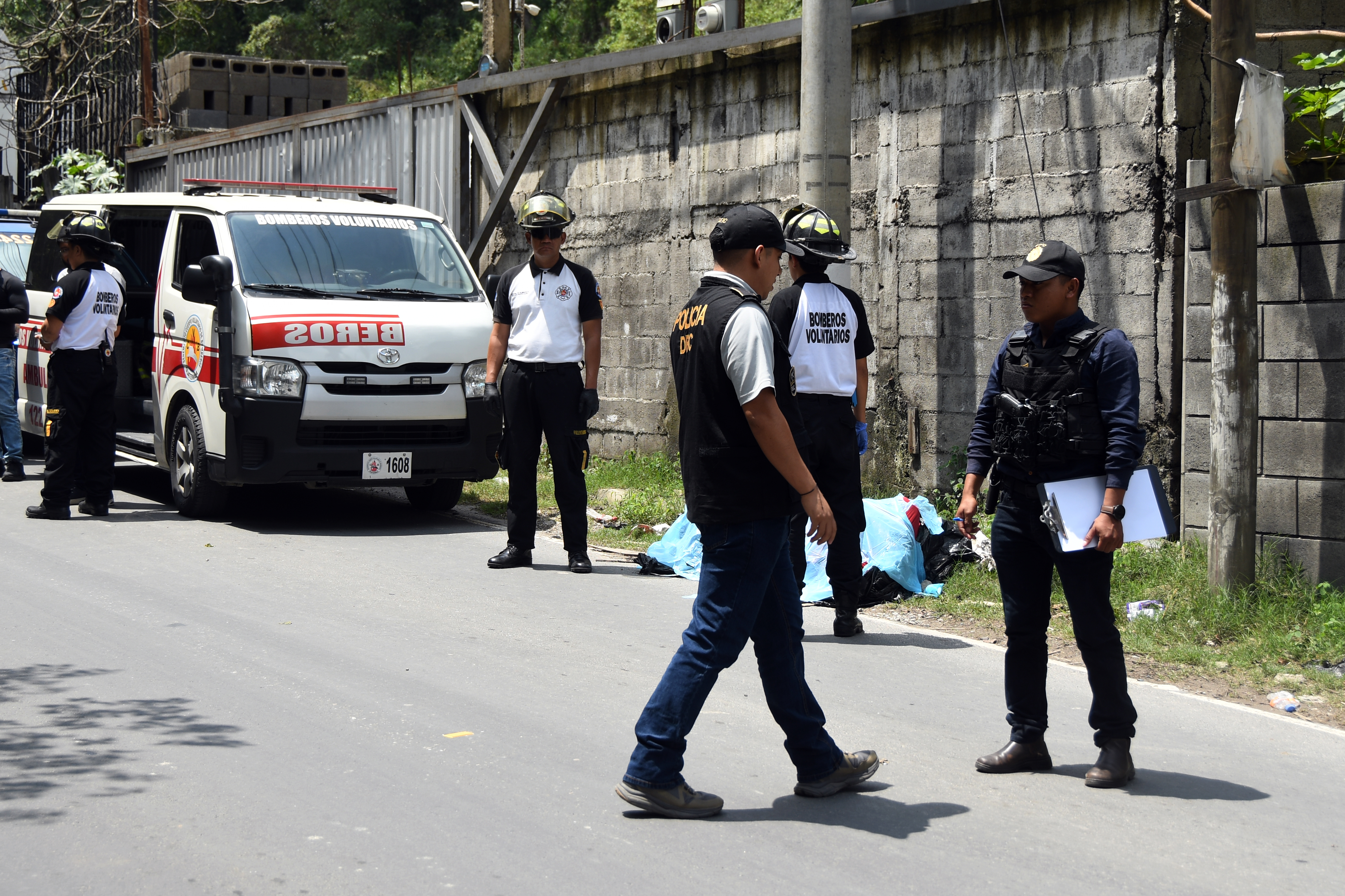 AME5916. CIUDAD DE GUATEMALA (GUATEMALA), 14/10/2026.- Fotografía del 28 de septiembre de 2026 que muestra integrantes del Ministerio Público y de la Policía Nacional Civil inspeccionando el lugar donde fueron encontrados dos cadáveres en bolsas plásticas y amarrados con lazos a un costado de la carretera antigua que conduce a Chinautla (Guatemala). EFE/ Alex Cruz