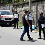 AME5916. CIUDAD DE GUATEMALA (GUATEMALA), 14/10/2026.- Fotografía del 28 de septiembre de 2026 que muestra integrantes del Ministerio Público y de la Policía Nacional Civil inspeccionando el lugar donde fueron encontrados dos cadáveres en bolsas plásticas y amarrados con lazos a un costado de la carretera antigua que conduce a Chinautla (Guatemala). EFE/ Alex Cruz