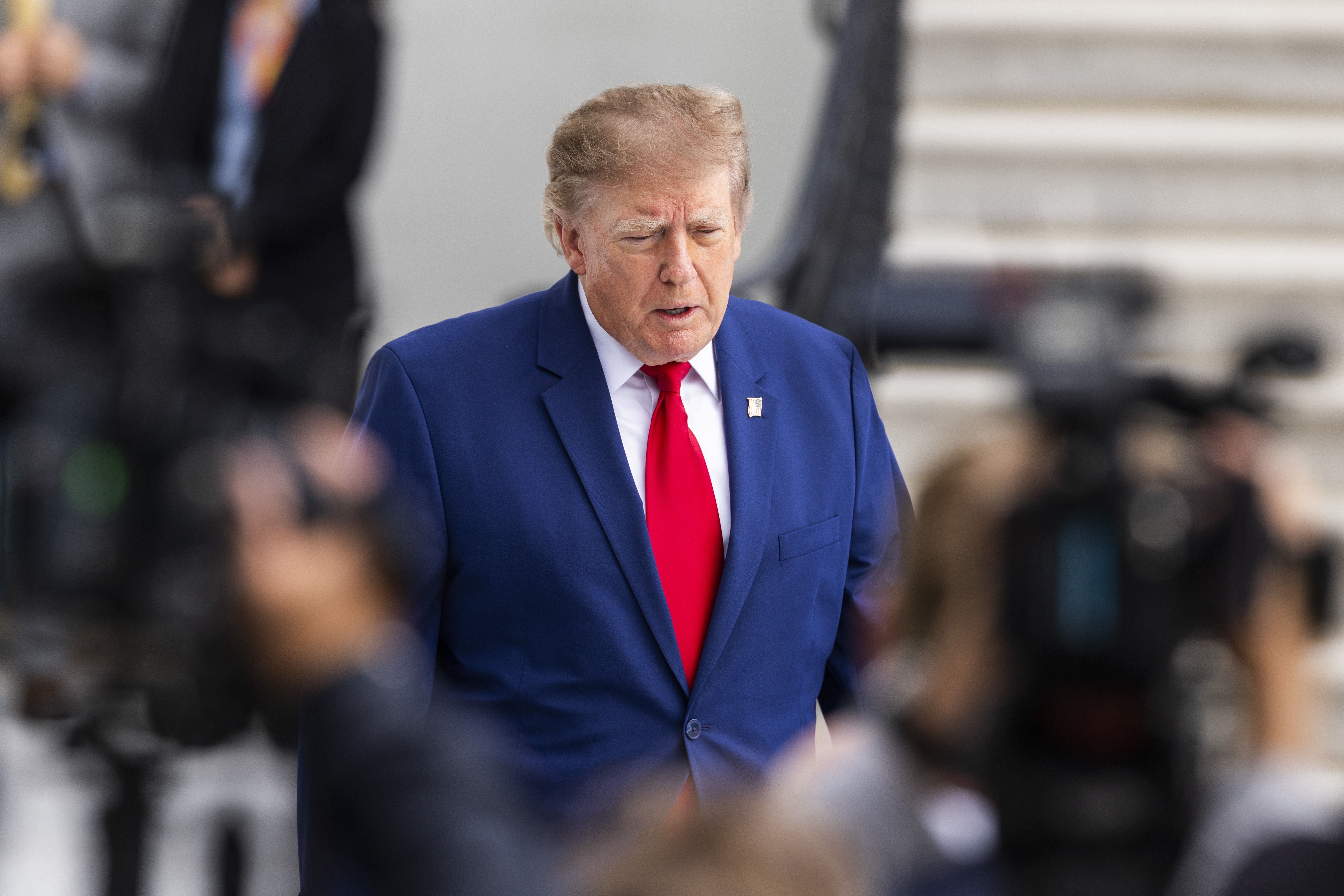 WASHINGTON (USA), 16/10/2026.- US President Donald Trump prepares to speak to reporters as he departs the White House for a rally in Georgia, in Washington, DC, USA, 16 October 2026. President Trump will participate in a midterm rally in Dalton, Georgia, in support of local candidates Rick Jackson and Rep. Mike Collins. EFE/EPA/JIM LO SCALZO