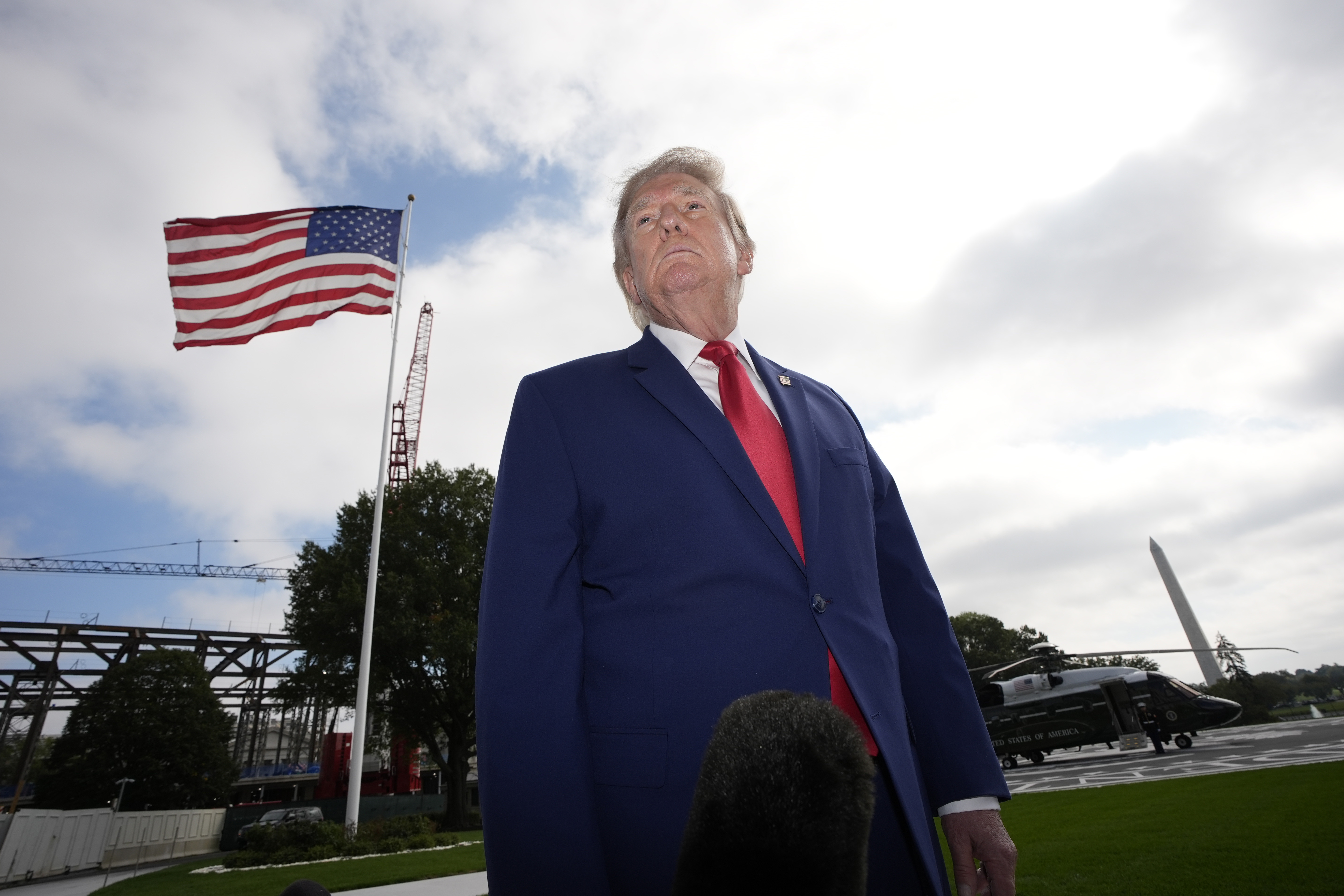 Washington (United States), 16/10/2026.- US President Donald Trump speaks to members of the media as he departs the White House for a rally in Georgia, in Washington, DC, USA, 16 October 2026. President Trump will participate in a midterm rally in Dalton, Georgia, in support of local candidates Rick Jackson and Rep. Mike Collins. EFE/EPA/YURI GRIPAS / POOL