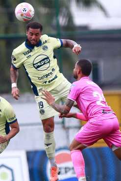 AME7129. PUERTO CORTES (HONDURAS), 17/10/2026.- Manuel Salinas (d) de Platense disputa el balón con Rodrigo de Oliveira de Motagua este sábado, en un partido de la Liga Nacional entre Platense y Motagua en el estadio Excelsior en Puerto Cortés (Honduras). EFE/ Jose Valle