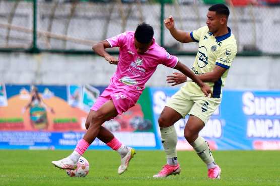 AME7128. PUERTO CORTES (HONDURAS), 17/10/2026.- Avner Portillo (i) de Platense disputa el balón con Alejandro Reyes de Motagua este sábado, en un partido de la Liga Nacional entre Platense y Motagua en el estadio Excelsior en Puerto Cortés (Honduras). EFE/ Jose Valle