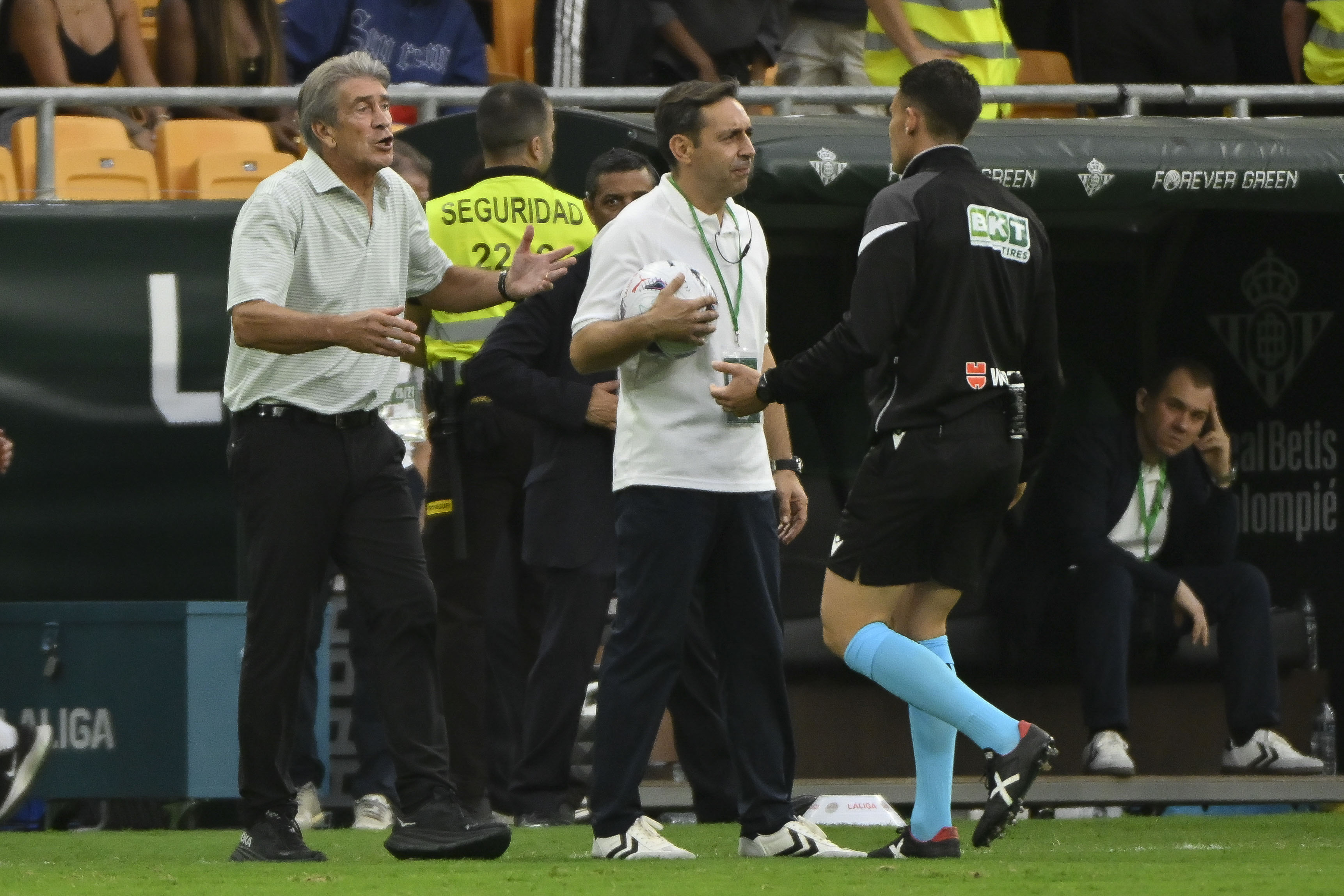 SEVILLA, 17/10/2026.- El entrenador del Betis Manuel Pellegrini (i) durante el partido de la jornada 9 de LaLiga entre Real Betis y FC Barcelona, este sábado en el estadio de La Cartuja, en Sevilla.- EFE/ Raúl Caro