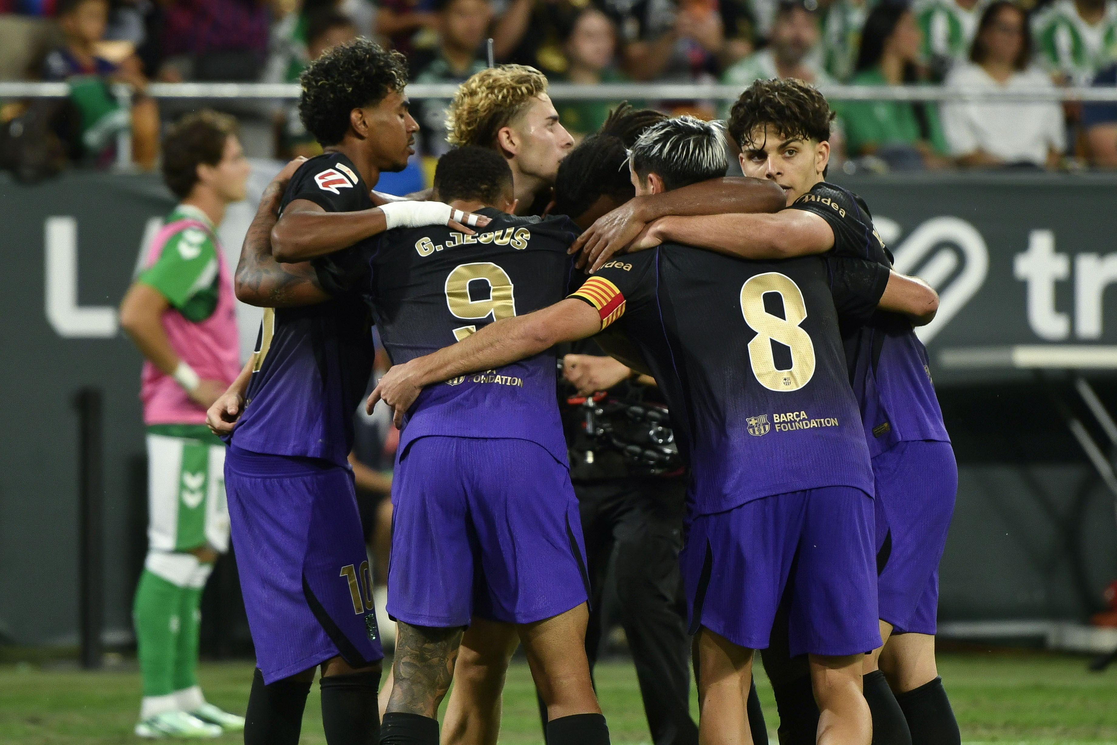 Hansi Flick y el inicio del Barcelona en La Liga: nueve victorias y 39 goles en nueve jornadas.(Foto Prensa Libre: EFE).