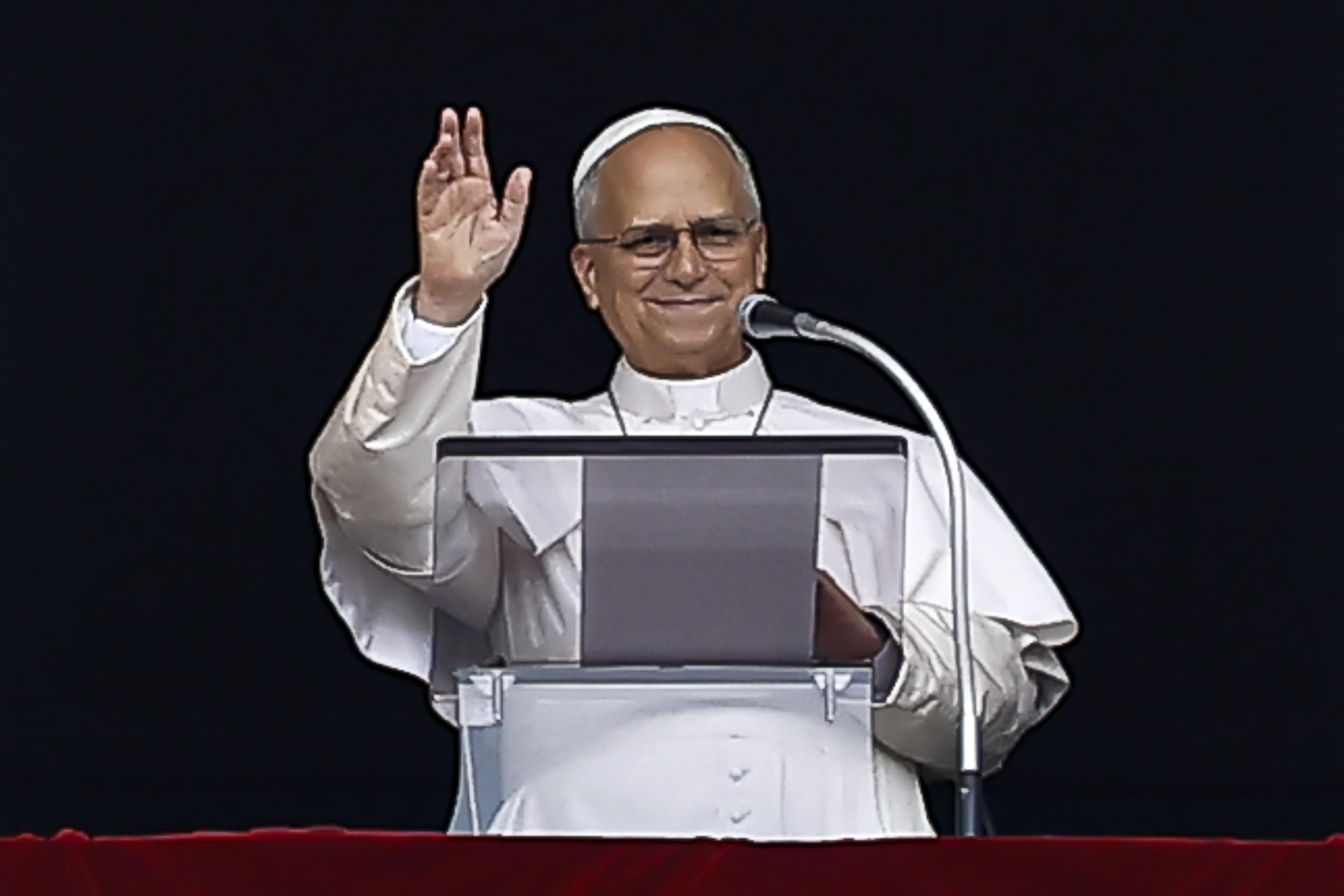 El Papa León XIV saluda en el Vaticano. (Foto Prensa Libre: EFE)