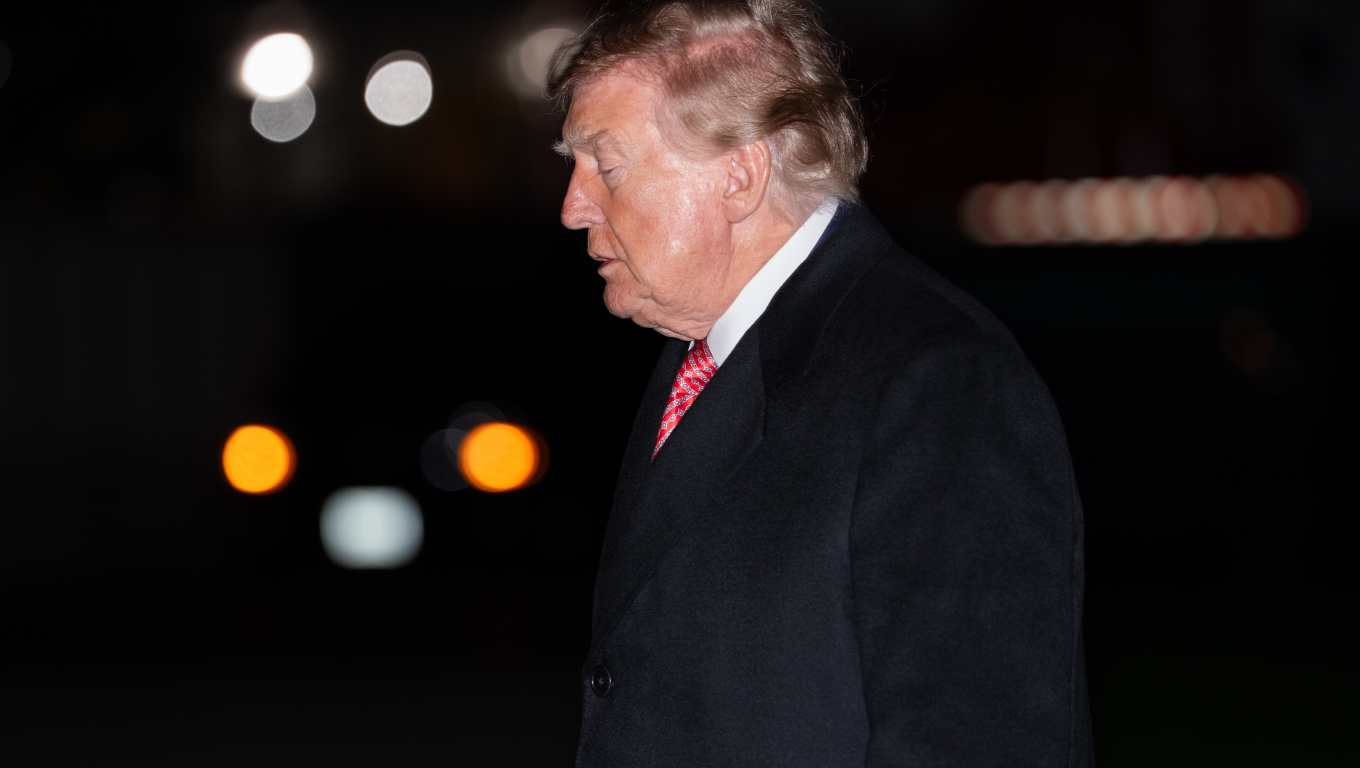 WASHINGTON DC (United States), 18/10/2026.- US President Donald Trump walks on the South Lawn of the White House after arriving on Marine One in Washington, DC, USA, 18 October 2026. EFE/EPA/Aaron Schwartz / POOL