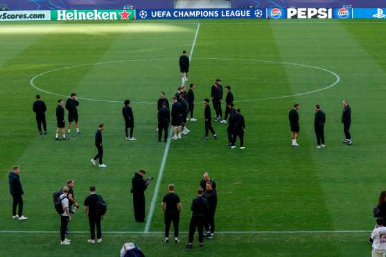 SEVILLA, 20/10/2026.- Los jugadores del Feyenoord durante el reconocimiento del terreno de juego en la víspera del partido de la Liga de Campeones contra el Betis, este martes en el estadio La Cartuja en Sevilla. EFE/ Julio Muñoz