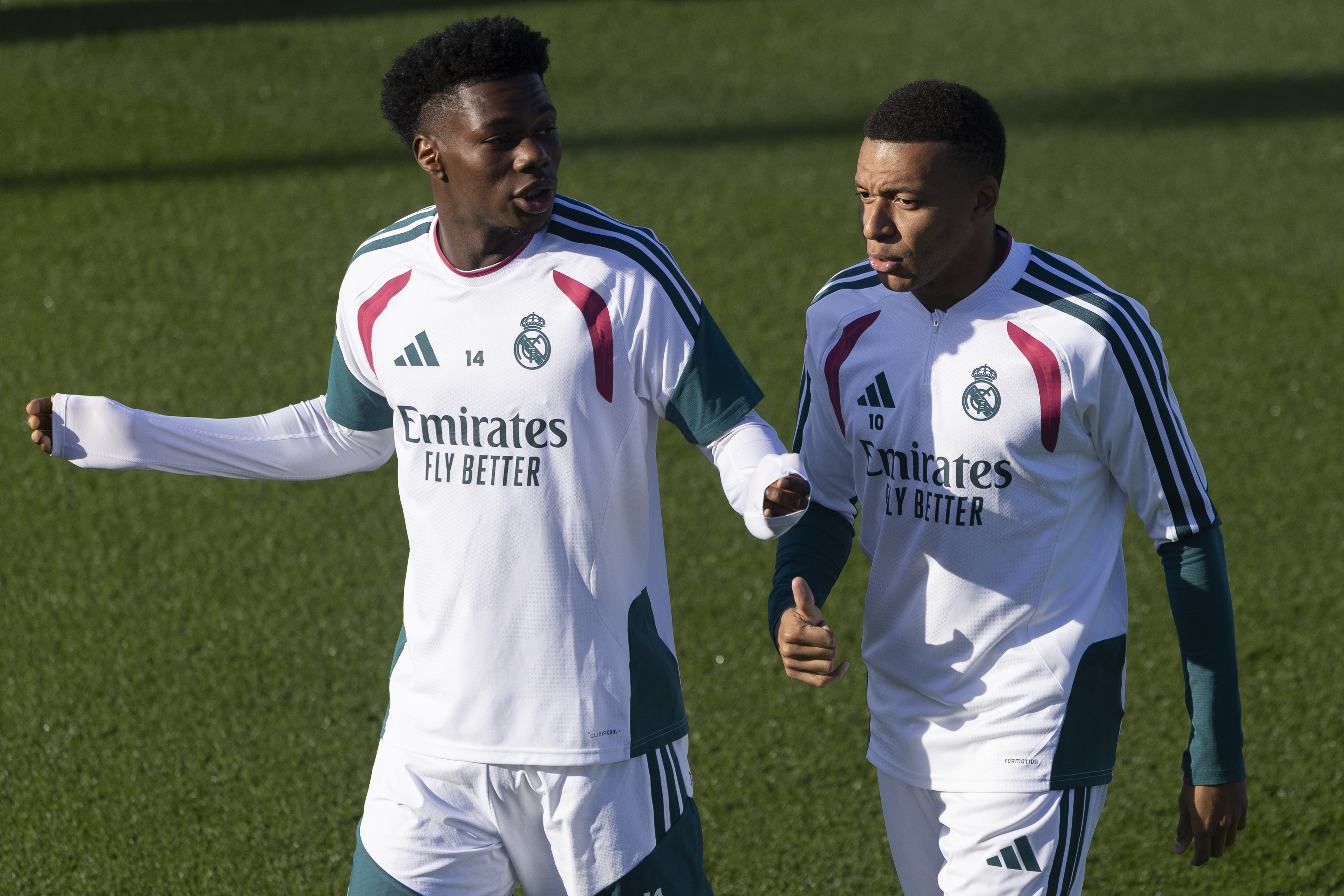 MADRID, 20/10/2026.- Los jugadores del Real Madrid Kylian Mbappé (d) y Aurelien Touchameni durante el entrenamiento del equipo, para preparar el partido de Liga de Campeones que mañana disputarán frente al RB Leipzig en el estadio Santiago Bernabéu de la capital. EFE/Sergio Pérez