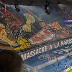 PARÍS (FRANCIA), 20/10/2026.- El FC Barcelona reportará al delegado de la UEFA la pancarta que los ultras del París Saint-Germain desplegaron en la grada del Parque de los Príncipes antes del partido entre ambos equipos en la que se podía leer el lema 'Massacre à la parisienne' ('Masacre a la parisina'). EFE/Edgar Sapiña