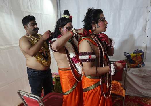 NEW DELHI (India), 20/10/2026.- Artists prepare backstage before their performance during the Dussehra festival celebrations organized by Shree Dharmik Ramleela South Delhi in New Delhi, India, 20 October 2026. Dussehra is an annual Hindu religious festival, which follows the nine-day festival of Navratri and marks the victory of the Hindu God Lord Rama over the evil demon king Ravan. (Nueva Delhi) EFE/EPA/RAJAT GUPTA