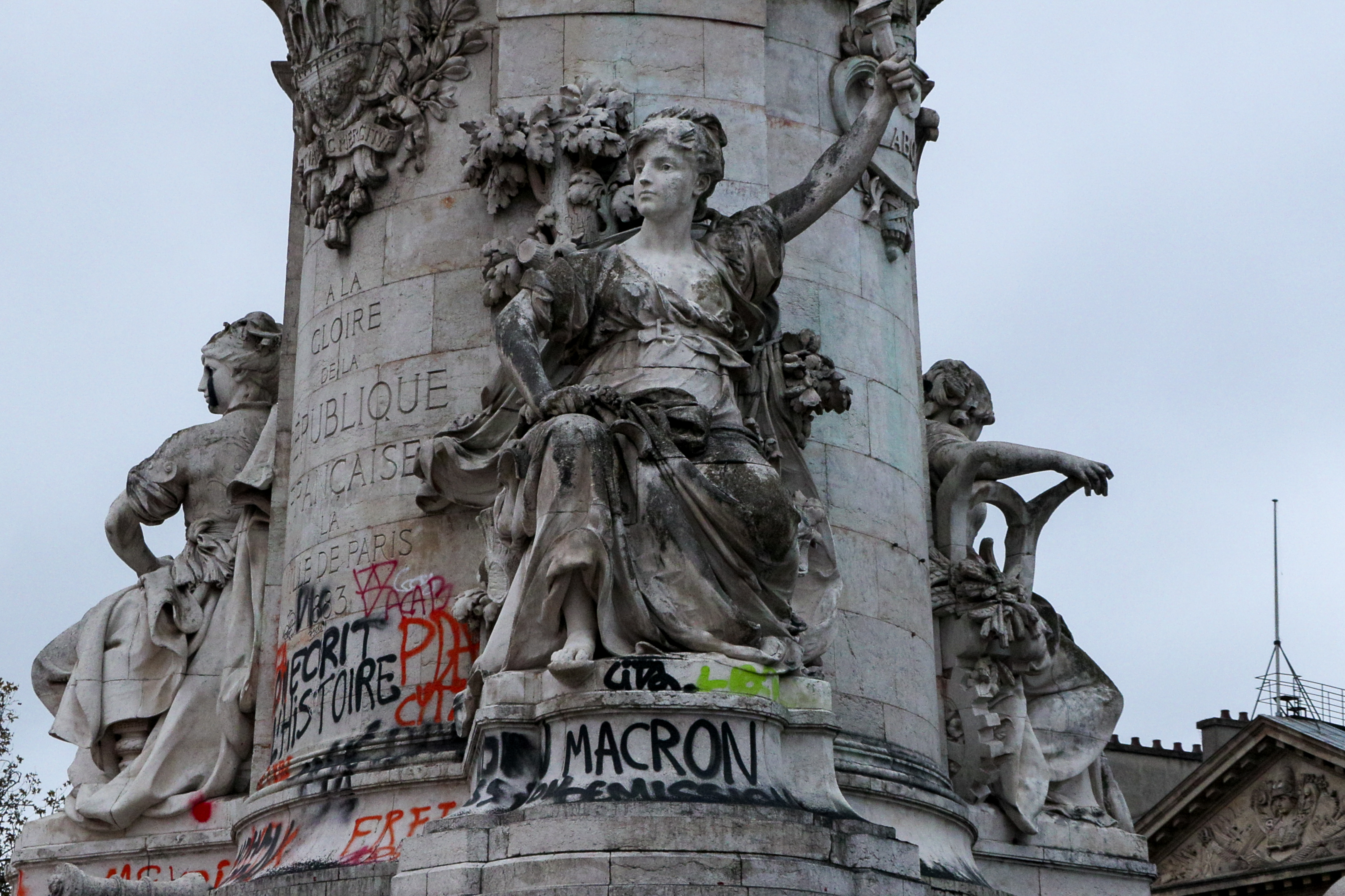 GRAF964. PARÍS (FRANCIA), 20/10/2026.- París mantendrá también esta noche los toques de queda en determinados barrios para evitar los disturbios relacionados con las protestas del pasado fin de semana, una decisión que también se ha tomado en Marsella, Niza y Burdeos. Al igual que la víspera, el toque de queda en la capital francesa estará vigente desde las 23:00 hora local (21:00 GMT) y se mantendrá hasta las 6:00 (4:00 GMT) del miércoles, por orden de la Prefectura de Policía parisina. Las principales zonas afectadas son similares a las de la noche precedente, la plaza de la República y el área del centro comercial de Les Halles, que fueron epicentros de violencia el pasado fin de semana, pero en esta ocasión no se incluyen restricciones a zonas cercanas a centros de poder, como el Elíseo o la Asamblea Nacional. Circular por las zonas afectadas por el toque de queda estará prohibido excepto para los "residentes que puedan justificar" que su domicilio está "situado en los perímetros supervisados", según una orden emitida en la tarde de este martes por la Prefectura de Policía, citada por el diario Le Parisien. EFE/ Edgar Sapiña Manchado