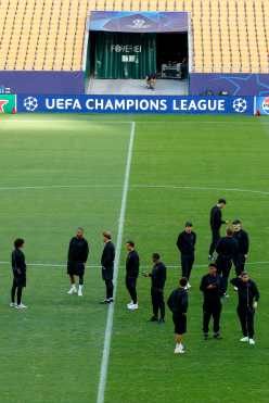 SEVILLA, 20/10/2026.- Los jugadores del Feyenoord durante el reconocimiento del terreno de juego en la víspera del partido de la Liga de Campeones contra el Betis, este martes en el estadio La Cartuja en Sevilla. EFE/ Julio Muñoz