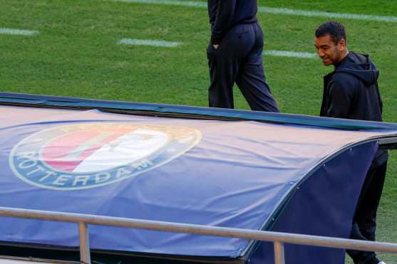 SEVILLA, 20/10/2026.- El entrenador del Feyenoord Giovanni van Bronckhorst (d), durante el entrenamiento en la víspera del partido de la Liga de Campeones de la UEFA contra el Betis, este martes, en Sevilla. EFE/ Julio Muñoz