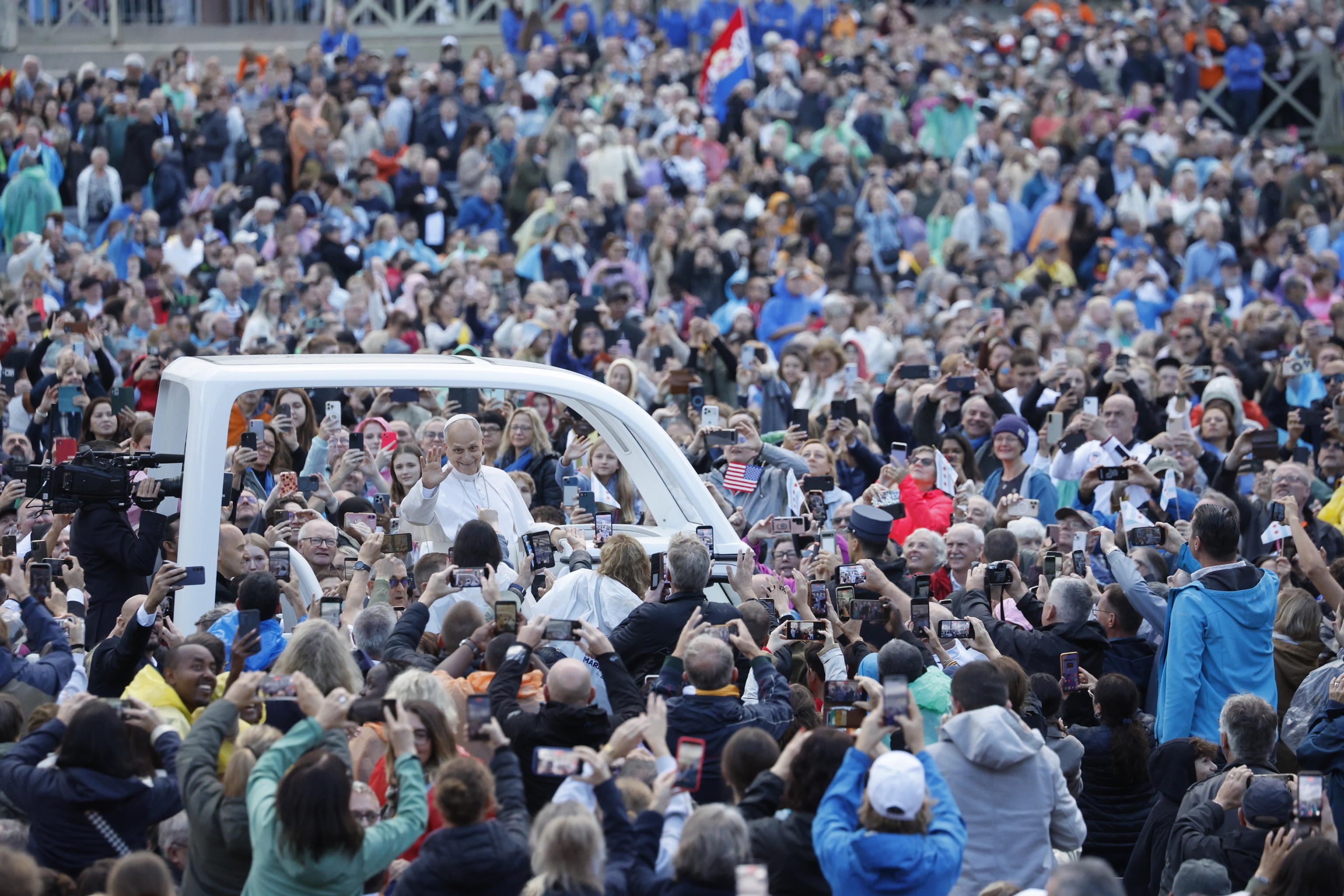 FOTODELDÍA CIUDAD DEL VATICANO (Estado de la Ciudad del Vaticano), 21/10/2026.- El Papa León XIV saluda a los fieles durante su audiencia general semanal en la Ciudad del Vaticano. El Papa León XIV celebró su audiencia general mientras continúa su recuperación posoperatoria en el Palacio Apostólico, tras la intervención quirúrgica a la que fue sometido el 13 de octubre para tratar un adenocarcinoma pulmonar. EFE/ Fabio Frustaci