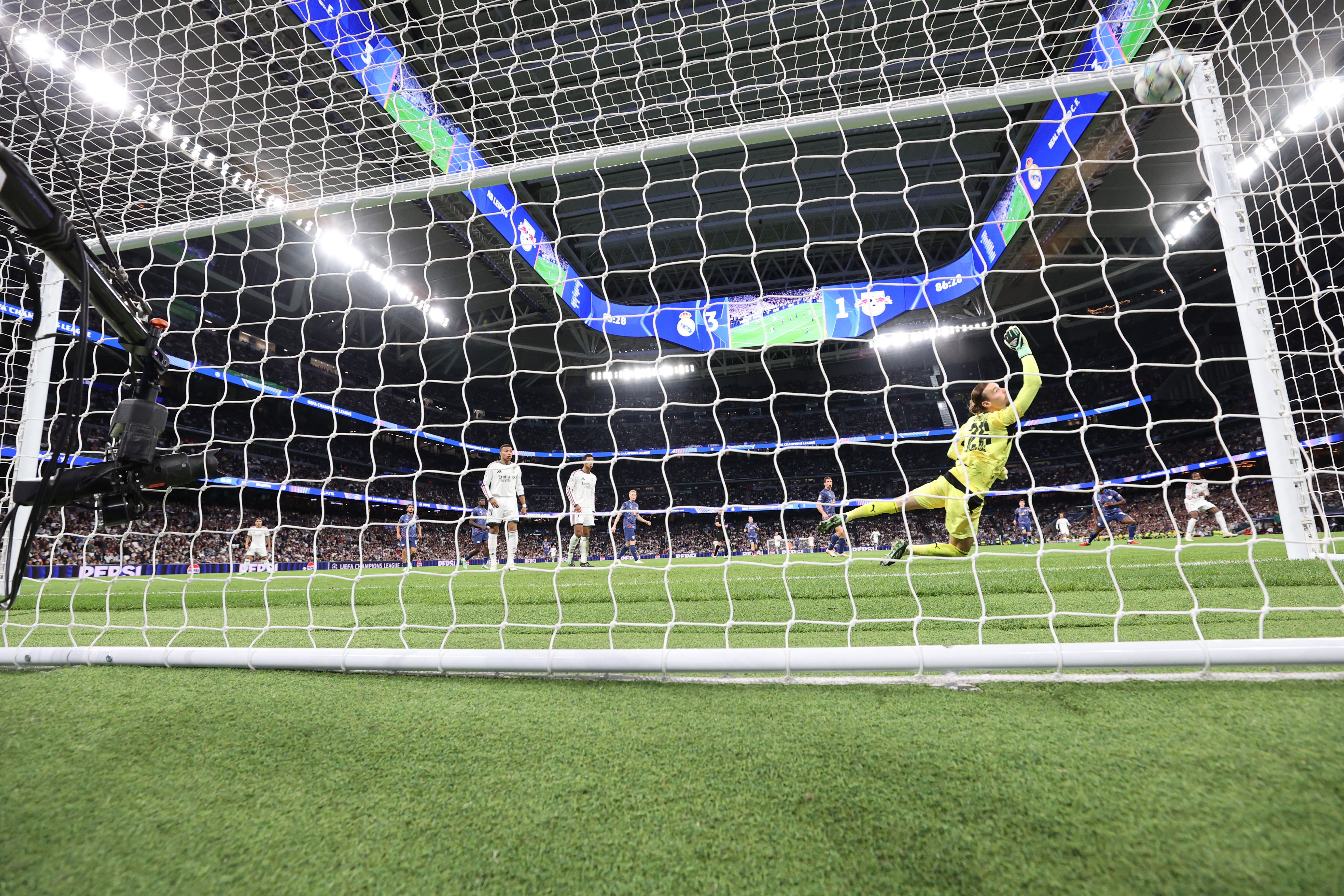 Madrid (Spain), 21/10/2026.- Leipzig's goalkeeper Maarten Vandevoordt tries to save a goal during the UEFA Champions League soccer match between Real Madrid and RB Leipzig at Santiago Bernabeu stadium in Madrid, Spain, 21 October 2026. (Liga de Campeones, España) EFE/EPA/JUANJO MARTIN