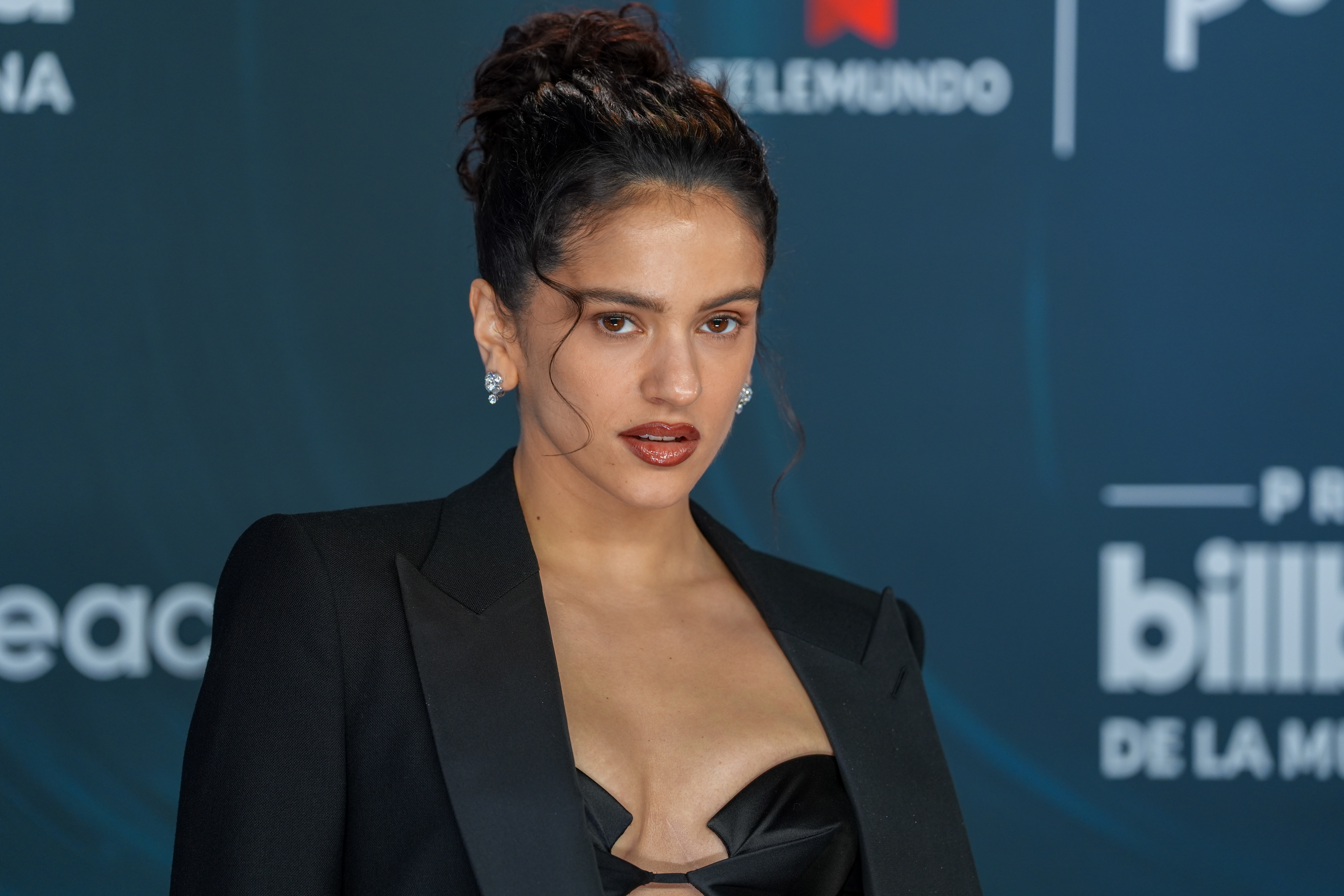 FOTODELDÍA AME8803. MIAMI (ESTADOS UNIDOS), 22/10/2026.- La cantante española Rosalía posa en la alfombra azul de los Premios Billboard de la Música Latina este jueves en el James L. Kinght Center en Miami, Florida (EE.UU.). EFE/ Alberto Boal